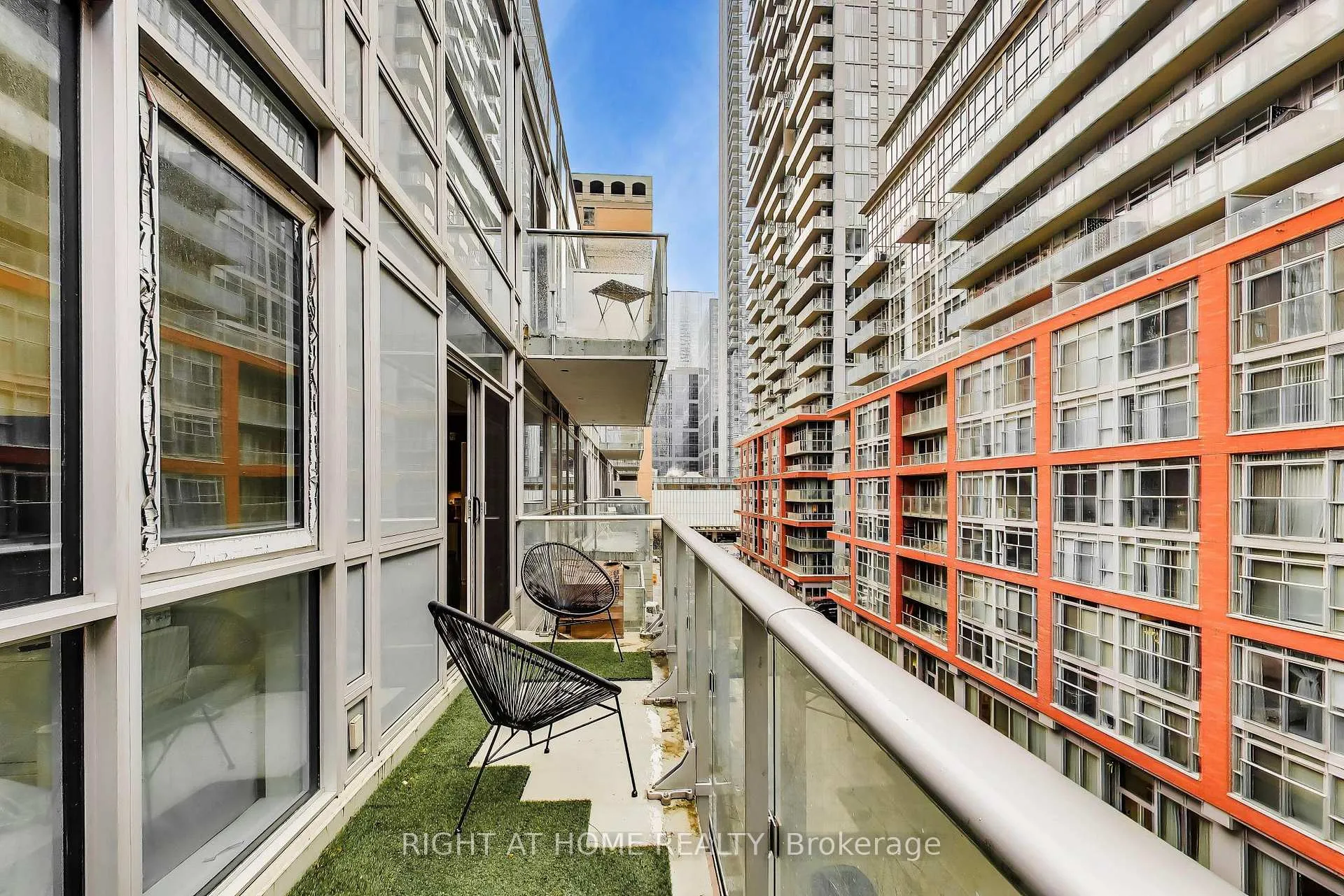 Photo 15 of Unit 416, 30 Nelson Street, Toronto, Waterfront Communities — HOMEH