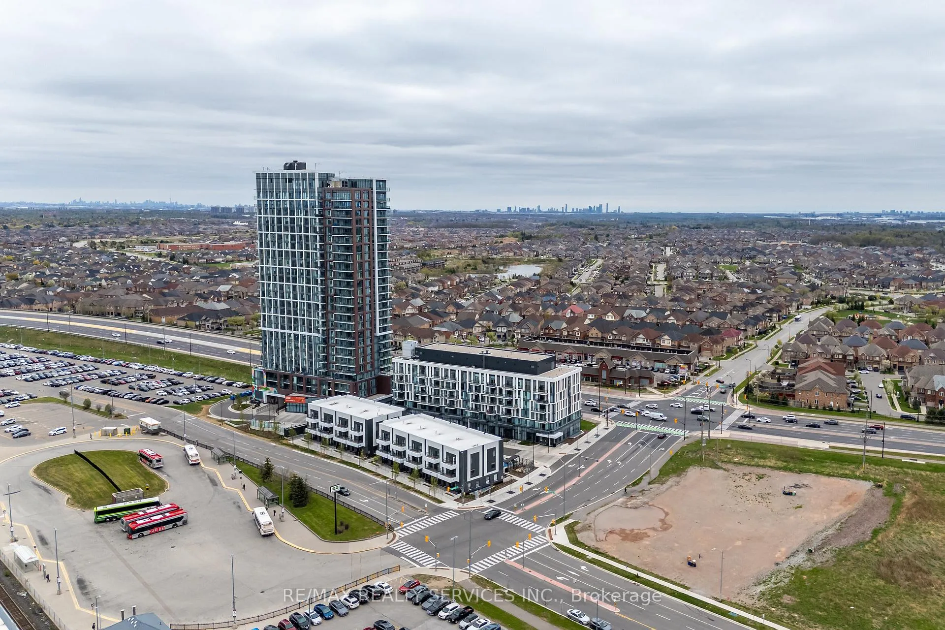 Photo 3 of Unit 217, 10 Lagerfeld Drive, Brampton, Northwest Brampton — HOMEH