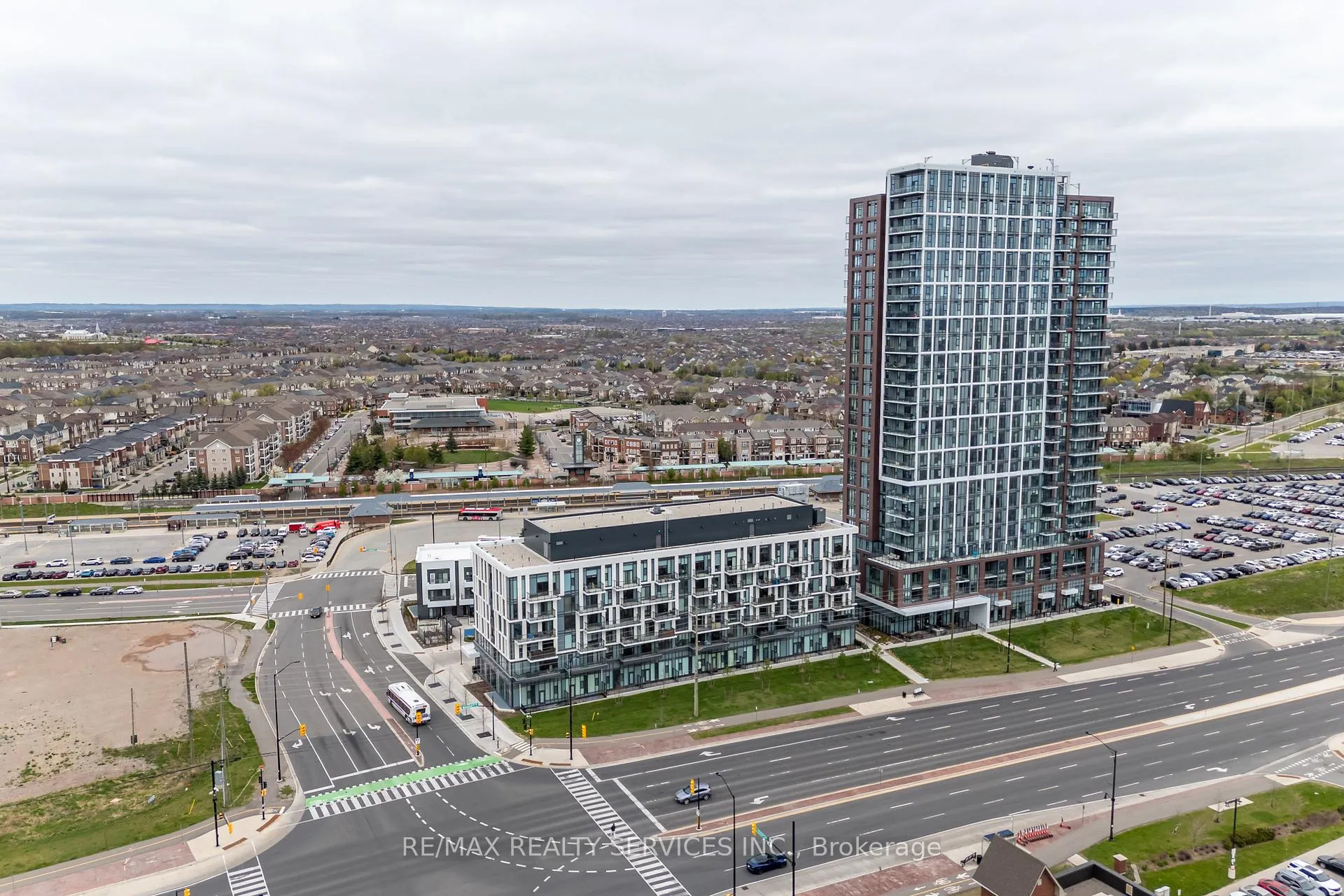 Photo 4 of Unit 217, 10 Lagerfeld Drive, Brampton, Northwest Brampton — HOMEH