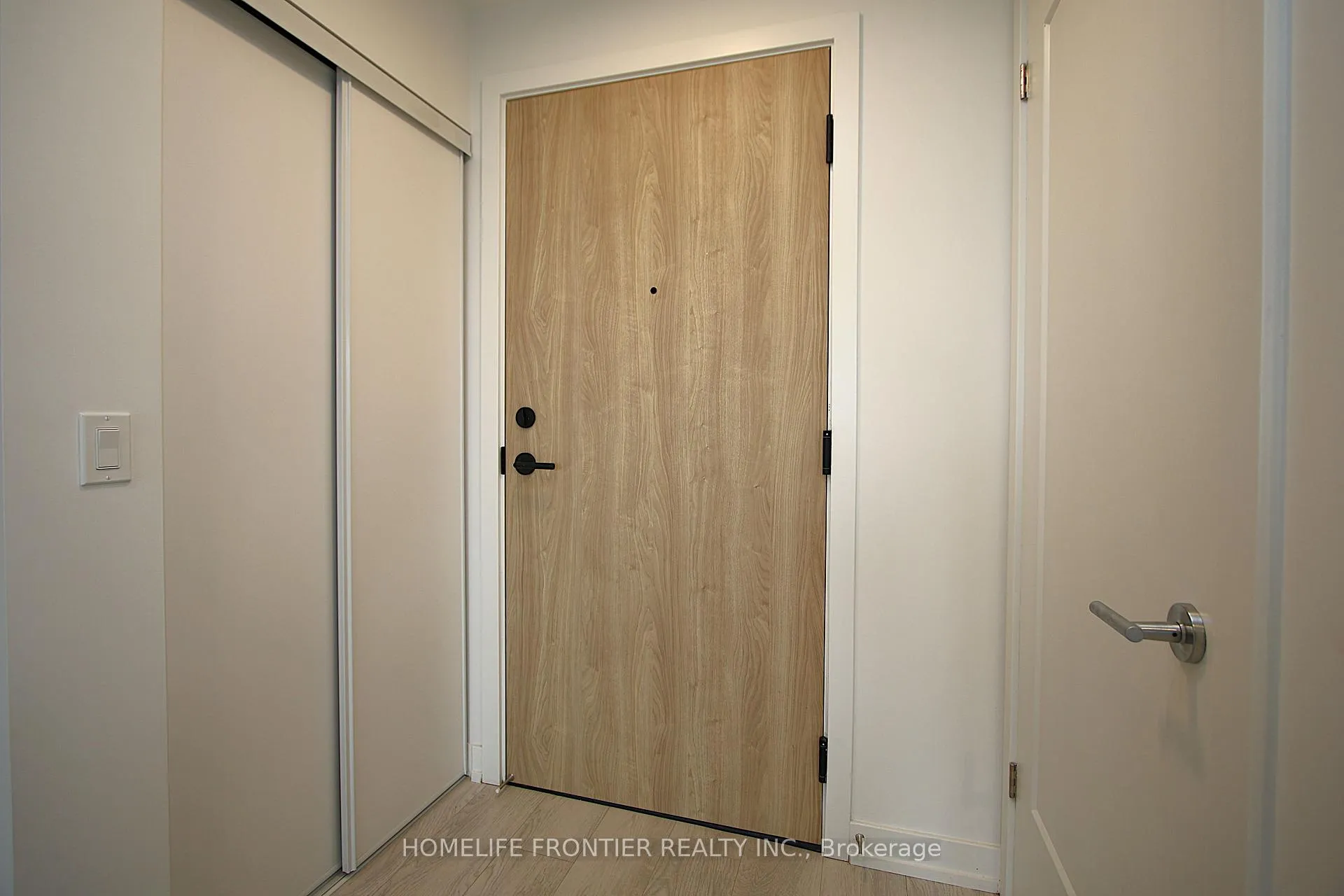 Photo 2 of Unit 417, 801 The Queens Way, Etobicoke, Stonegate-Queensway — HOMEH