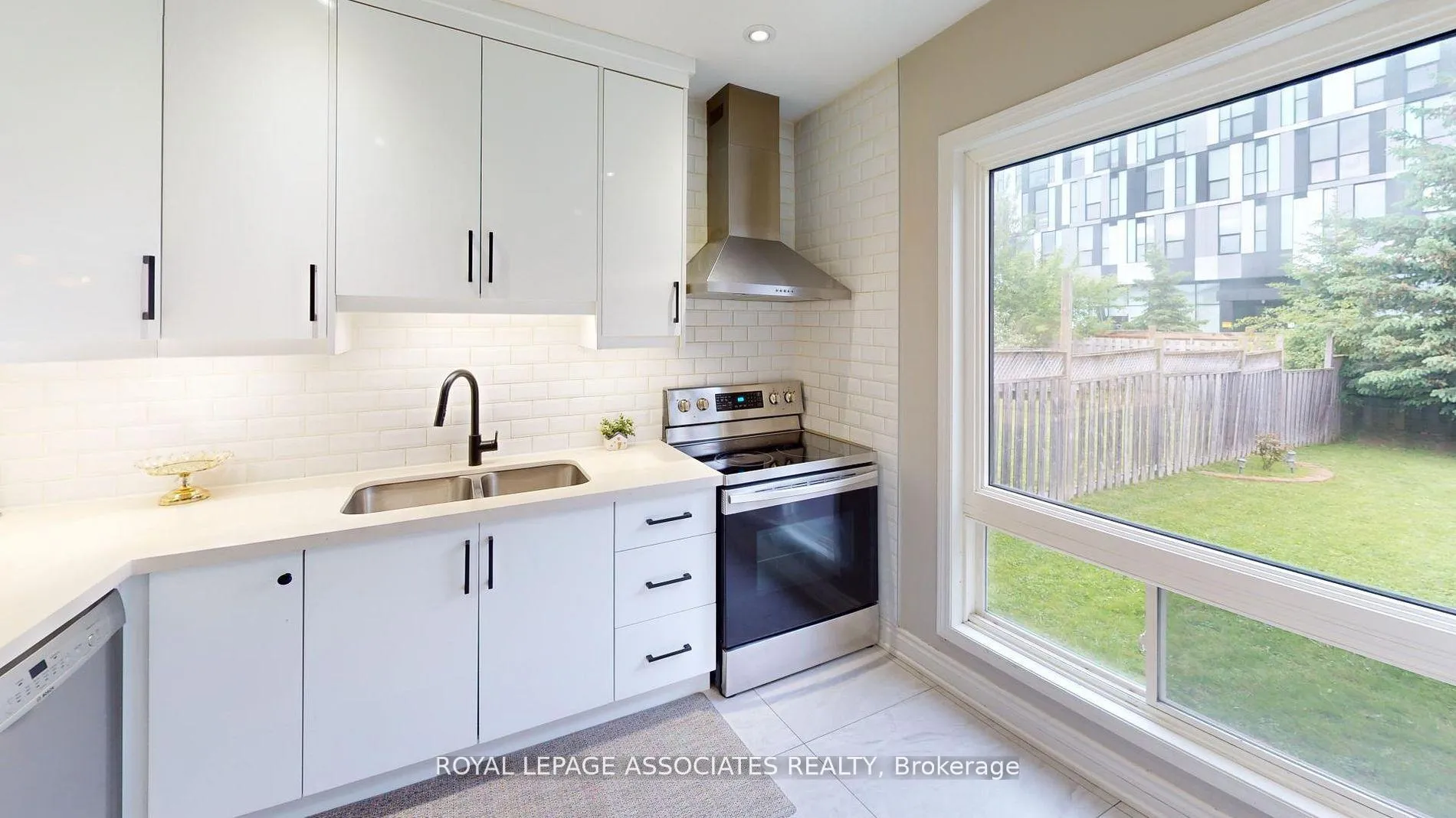 Photo 5 of 1821 Dalhousie Crescent, Oshawa, Samac — HOMEH