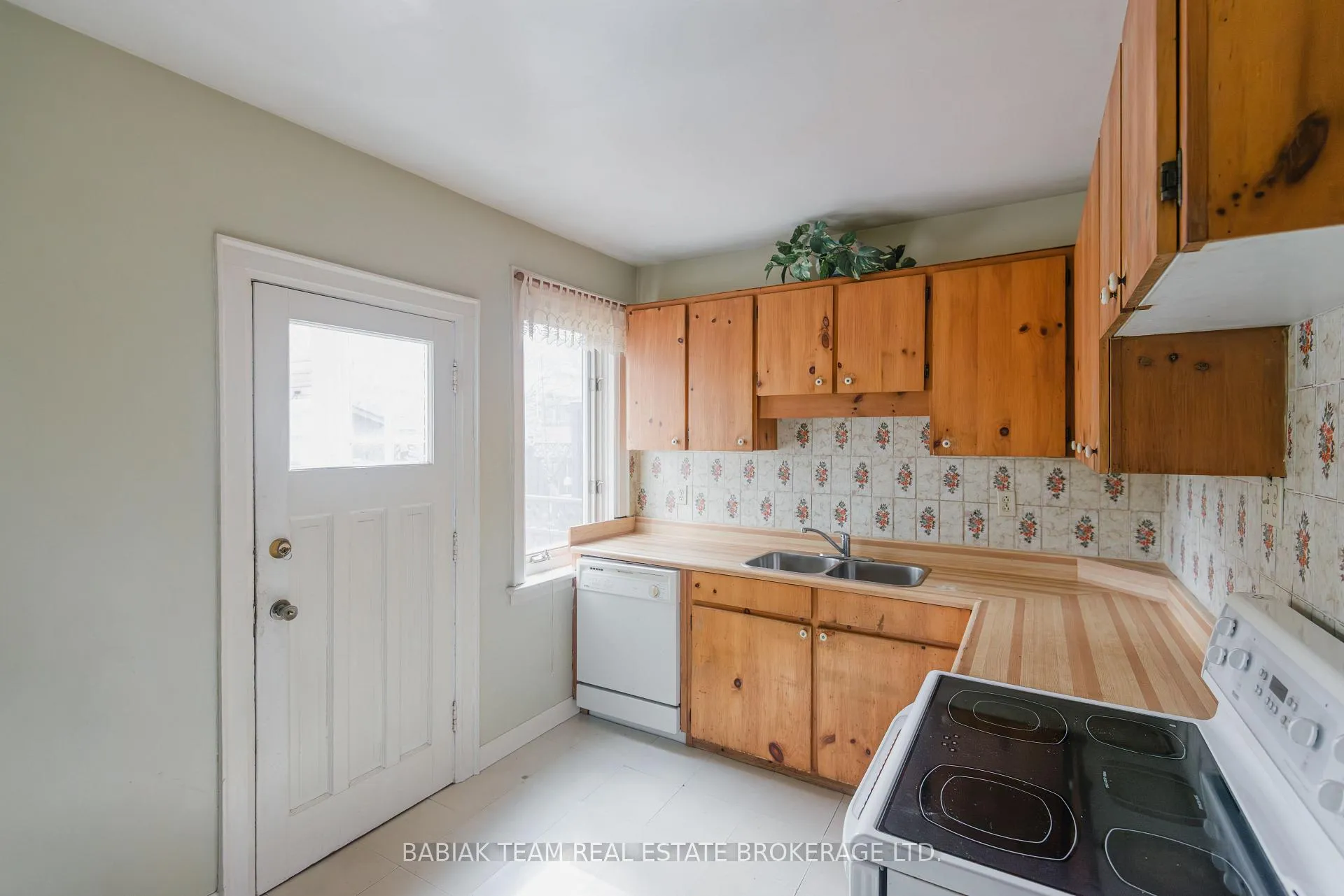 Photo 16 of 31 Runnymede Road, Toronto, High Park-Swansea — HOMEH