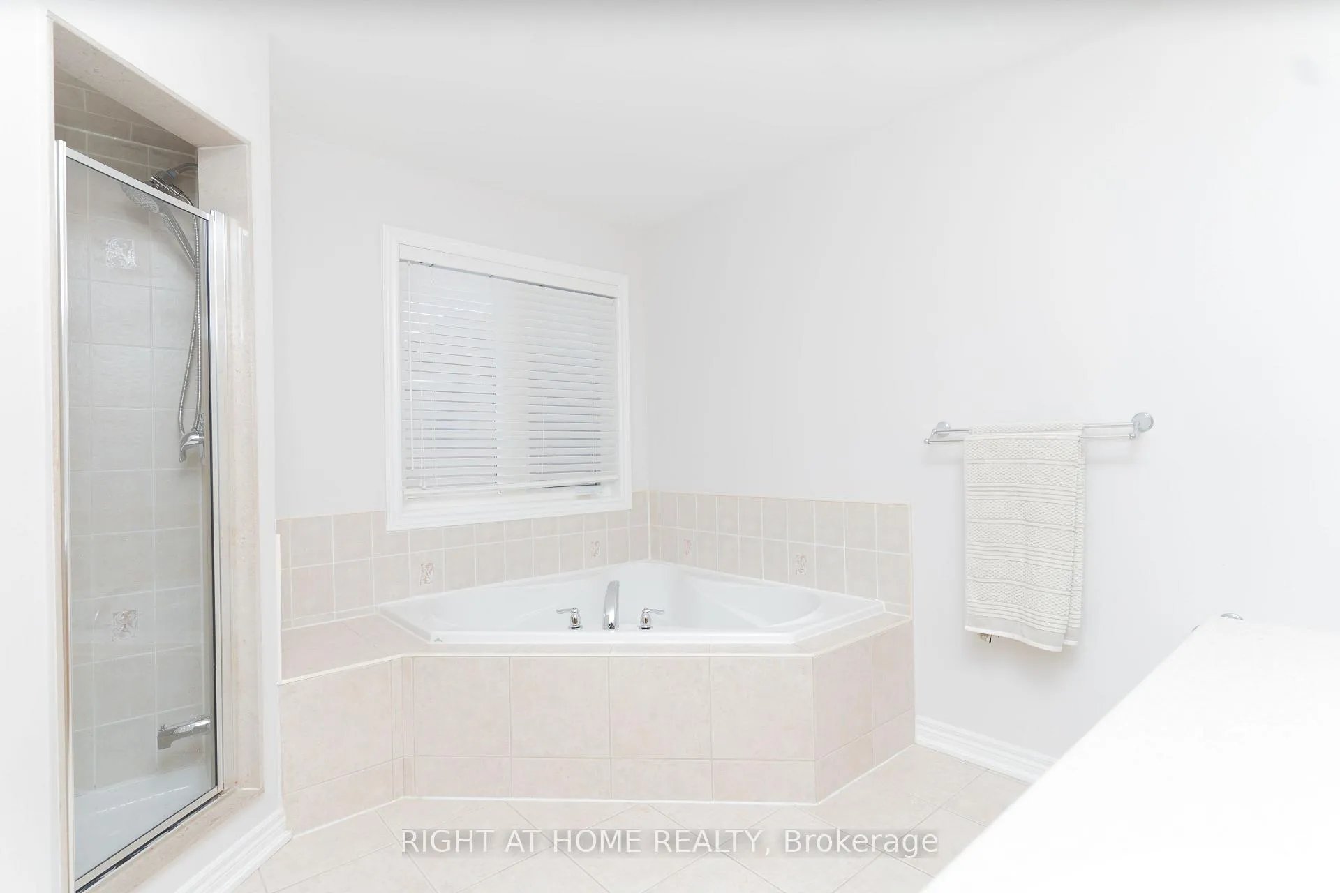 Photo 17 of 58 Capera Drive, Vaughan, Vellore Village — HOMEH