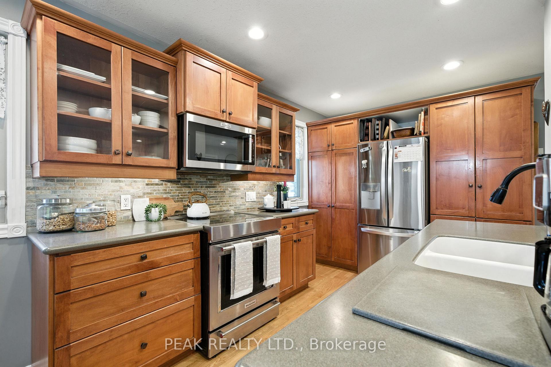 Photo 8 of 28 Macpherson Drive, Brant, Paris — HOMEH