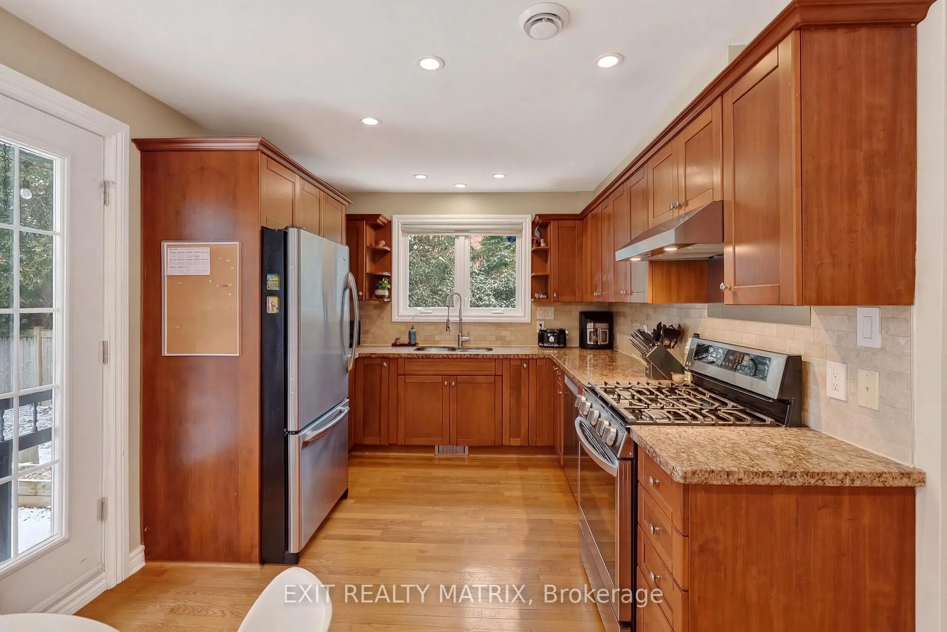 Photo 4 of 2586 Henley Street, Ottawa, Queensway Terrace North — HOMEH