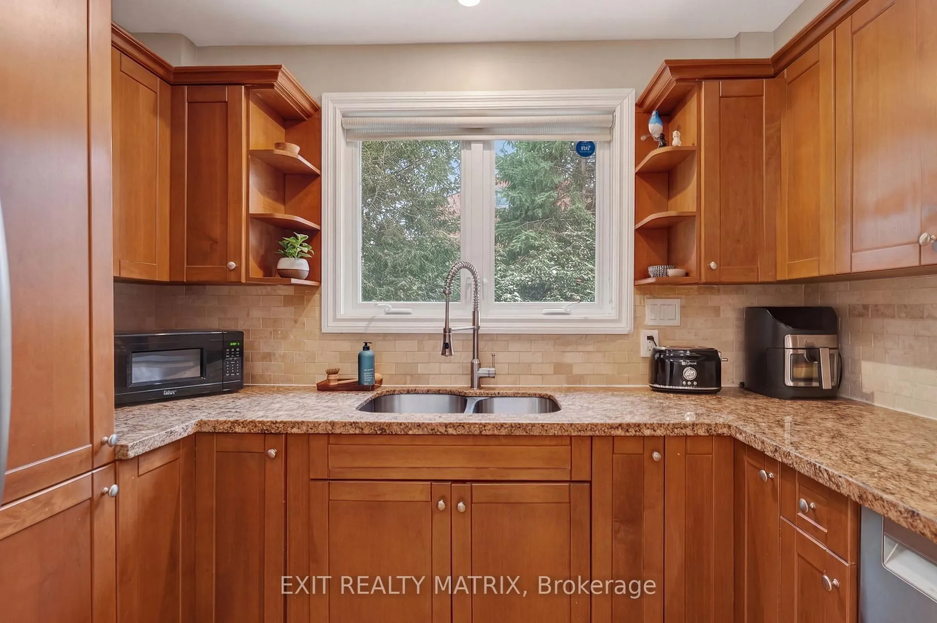 Photo 5 of 2586 Henley Street, Ottawa, Queensway Terrace North — HOMEH