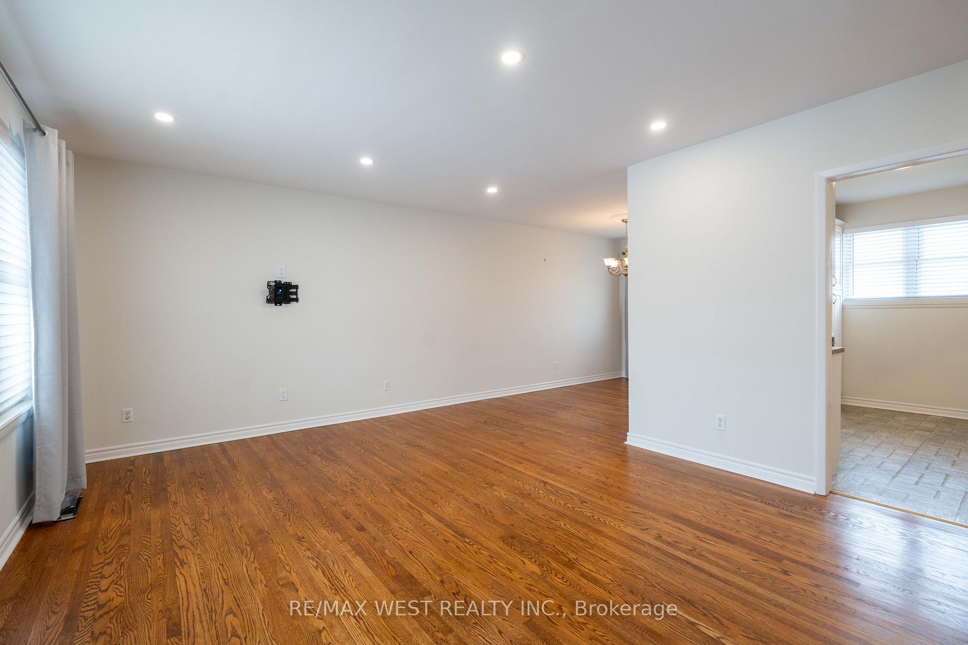 Photo 3 of 305 Henderson Street, Caledon, Bolton West — HOMEH