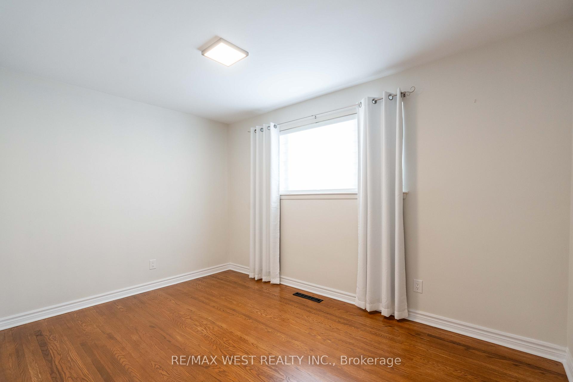 Photo 8 of 305 Henderson Street, Caledon, Bolton West — HOMEH