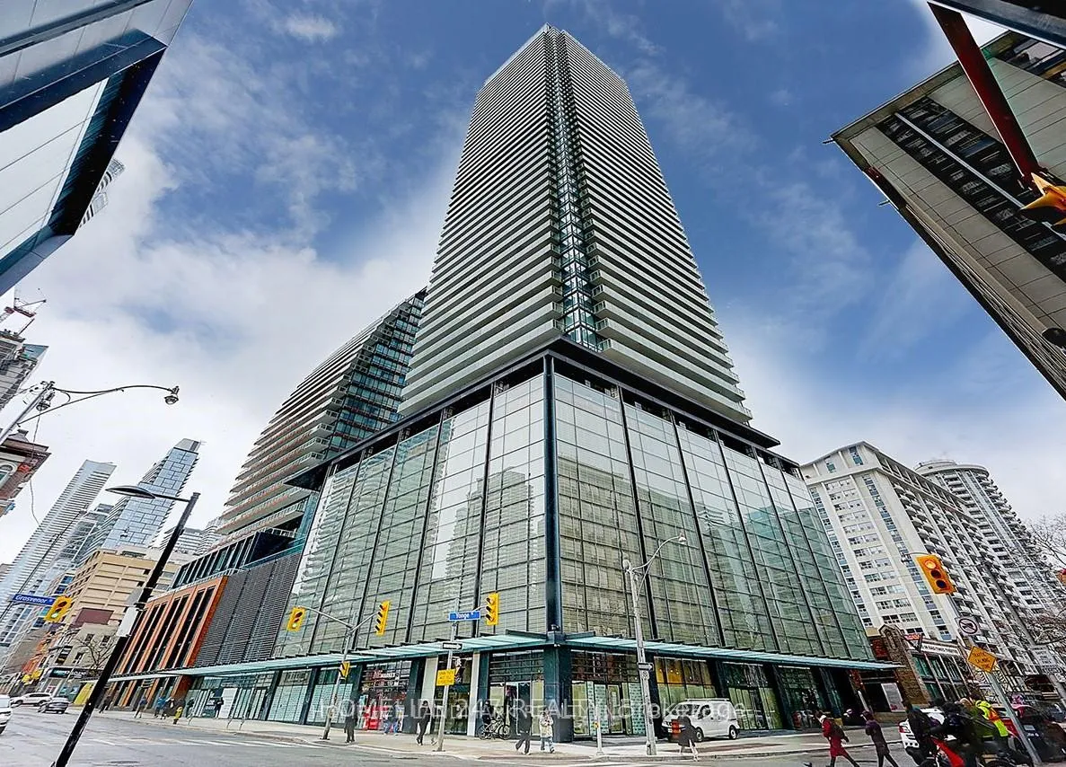 Front of Unit 2701, 501 Yonge Street
