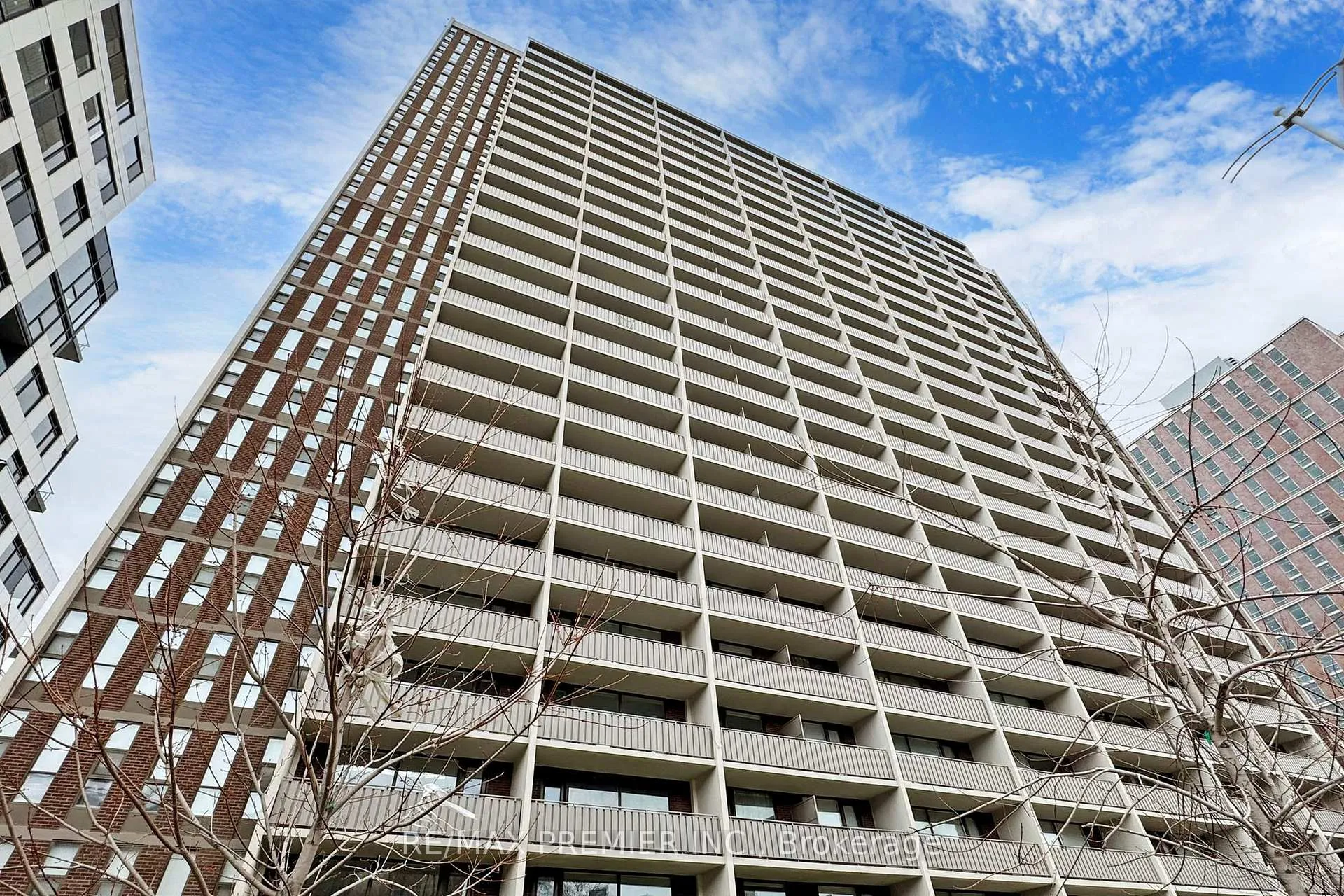 Photo 3 of Unit 804, 666 Spadina Avenue, Toronto, University — HOMEH
