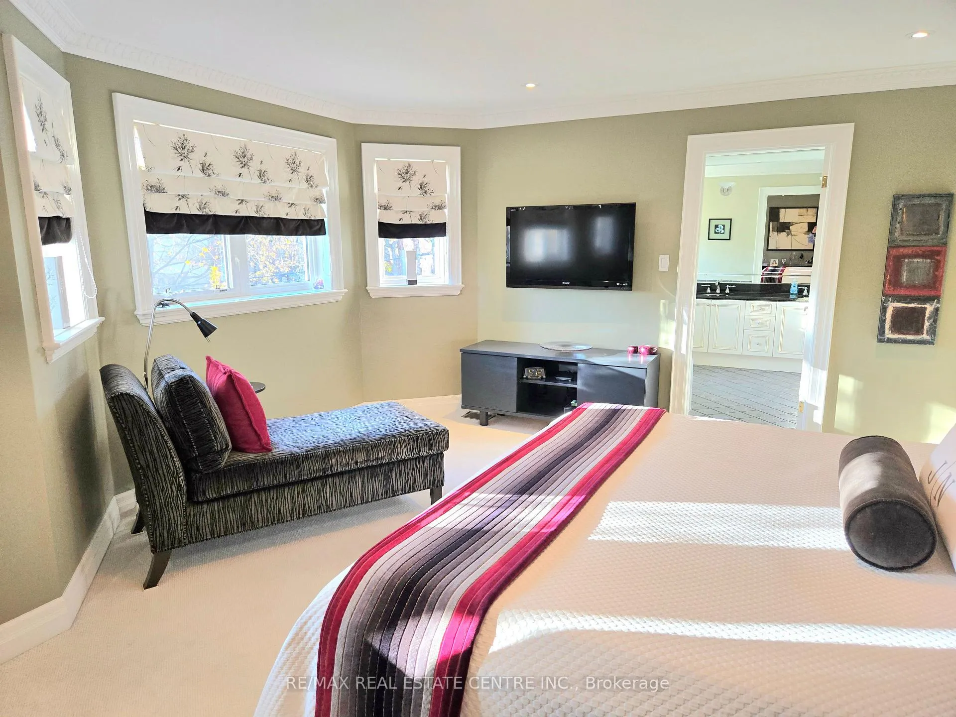 Photo 9 of 539 Douglas Avenue, Toronto, Bedford Park-Nortown — HOMEH