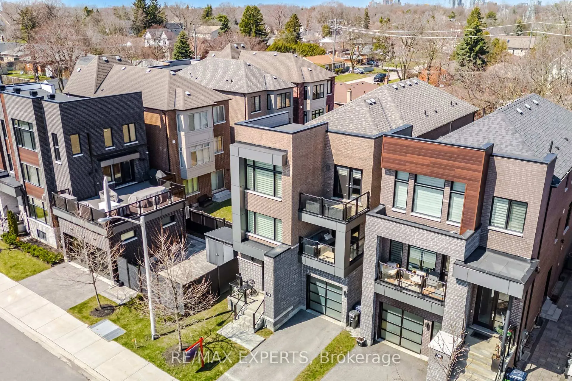 Photo 2 of 22 Kipling Grove Court, Etobicoke, Princess-Rosethorn — HOMEH