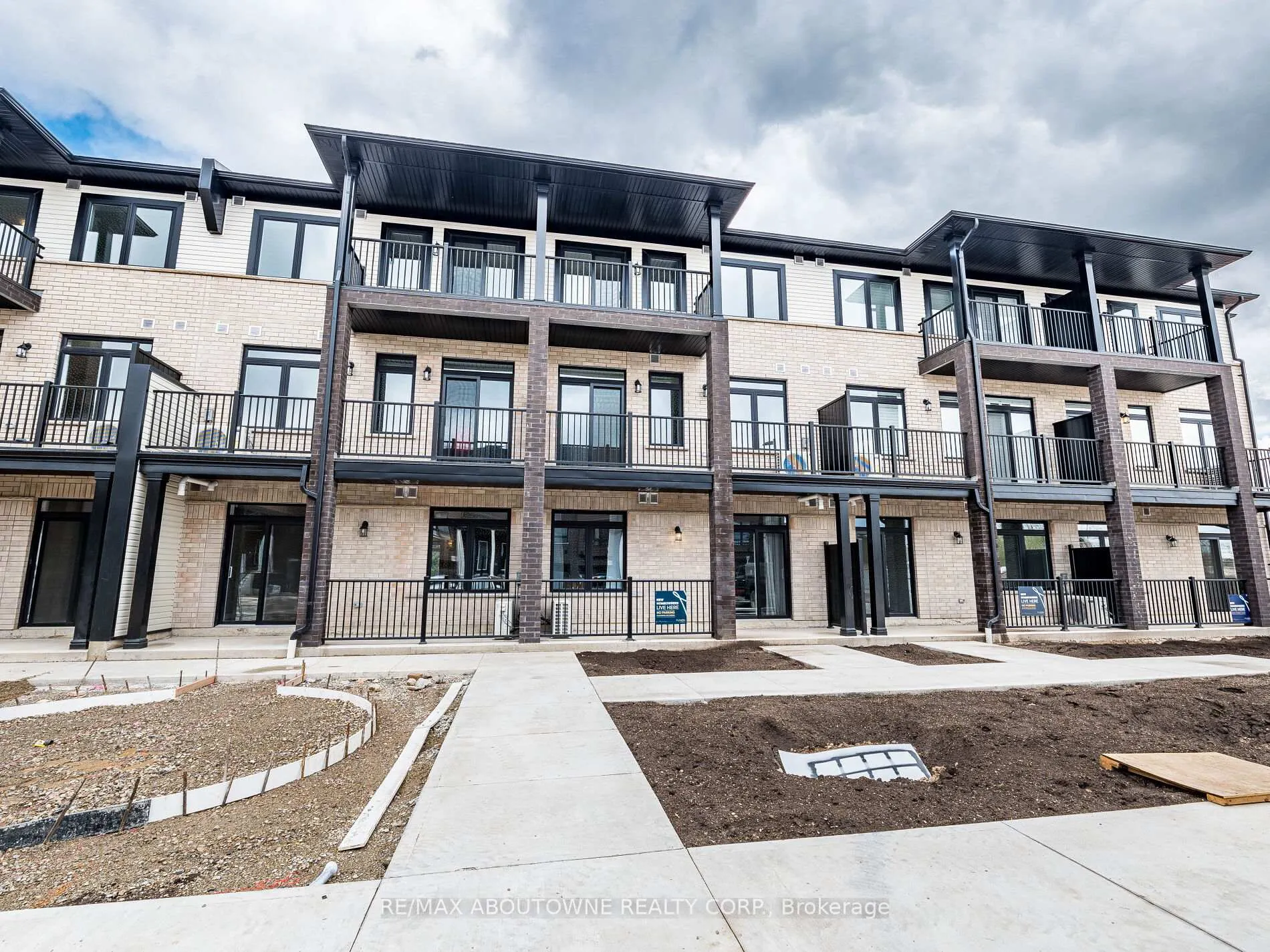 Photo 2 of 69 Thatcher Drive, Guelph, Kortright East — HOMEH