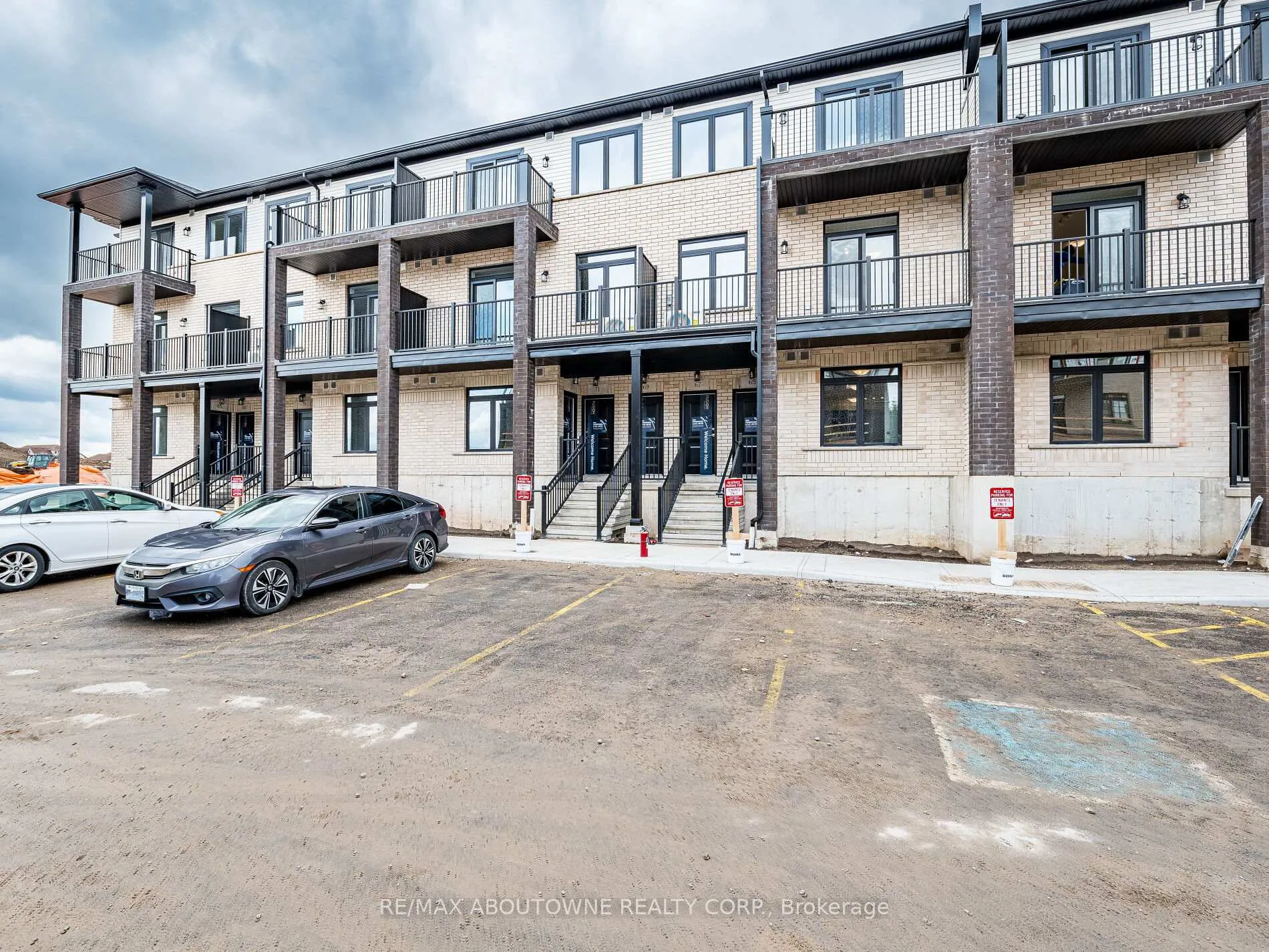 Photo 3 of 69 Thatcher Drive, Guelph, Kortright East — HOMEH