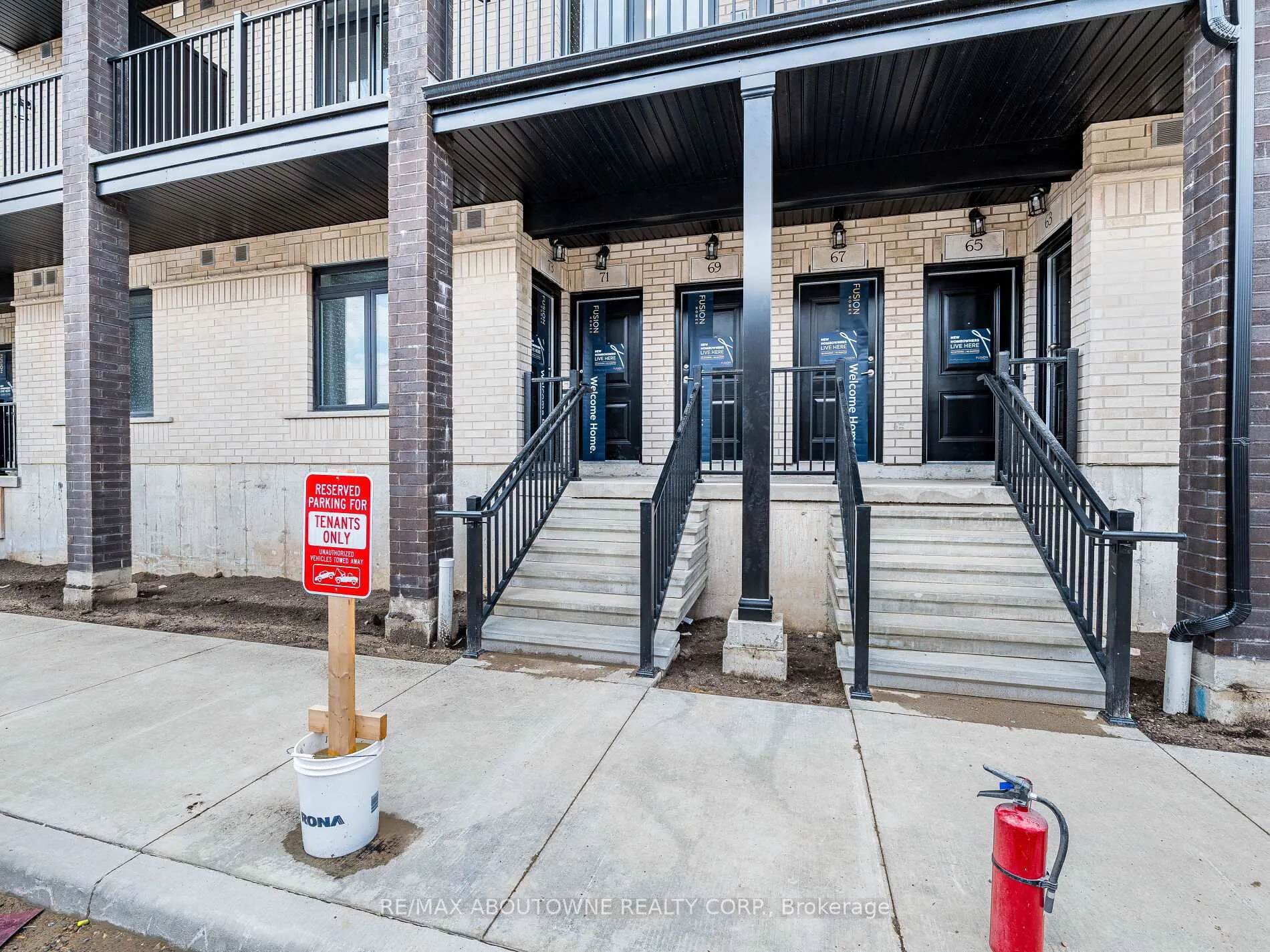 Photo 4 of 69 Thatcher Drive, Guelph, Kortright East — HOMEH
