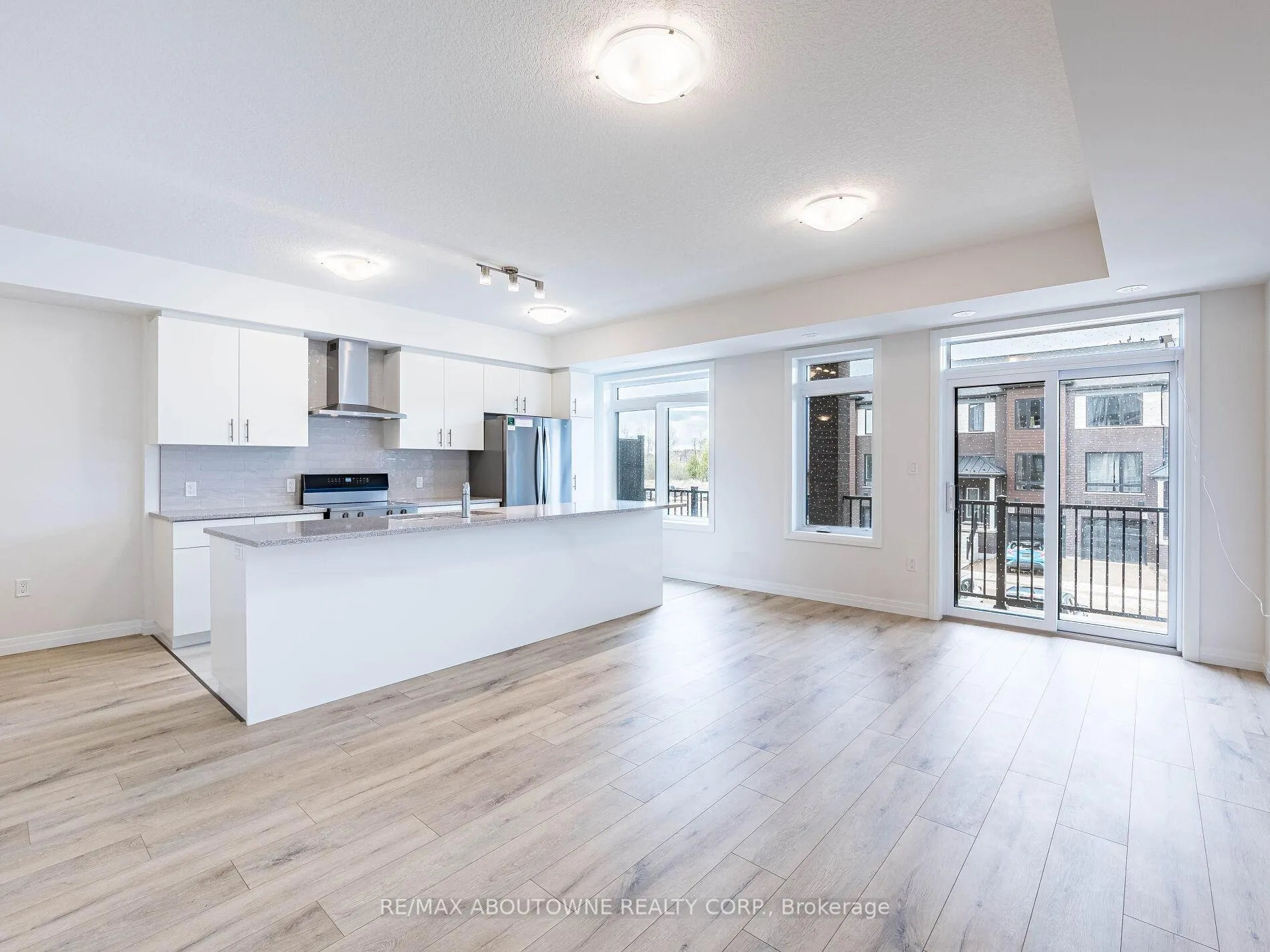 Photo 8 of 69 Thatcher Drive, Guelph, Kortright East — HOMEH