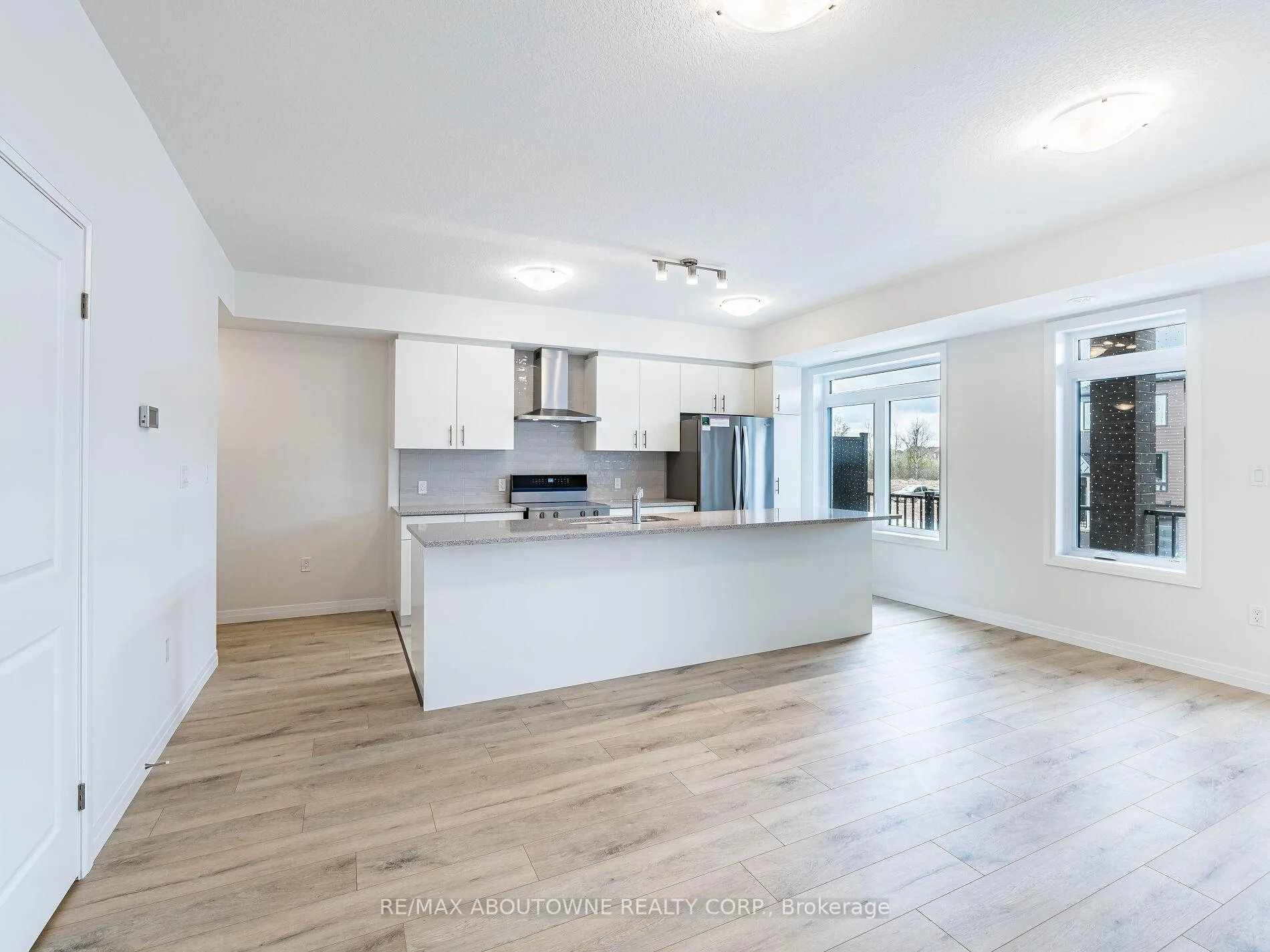 Photo 9 of 69 Thatcher Drive, Guelph, Kortright East — HOMEH