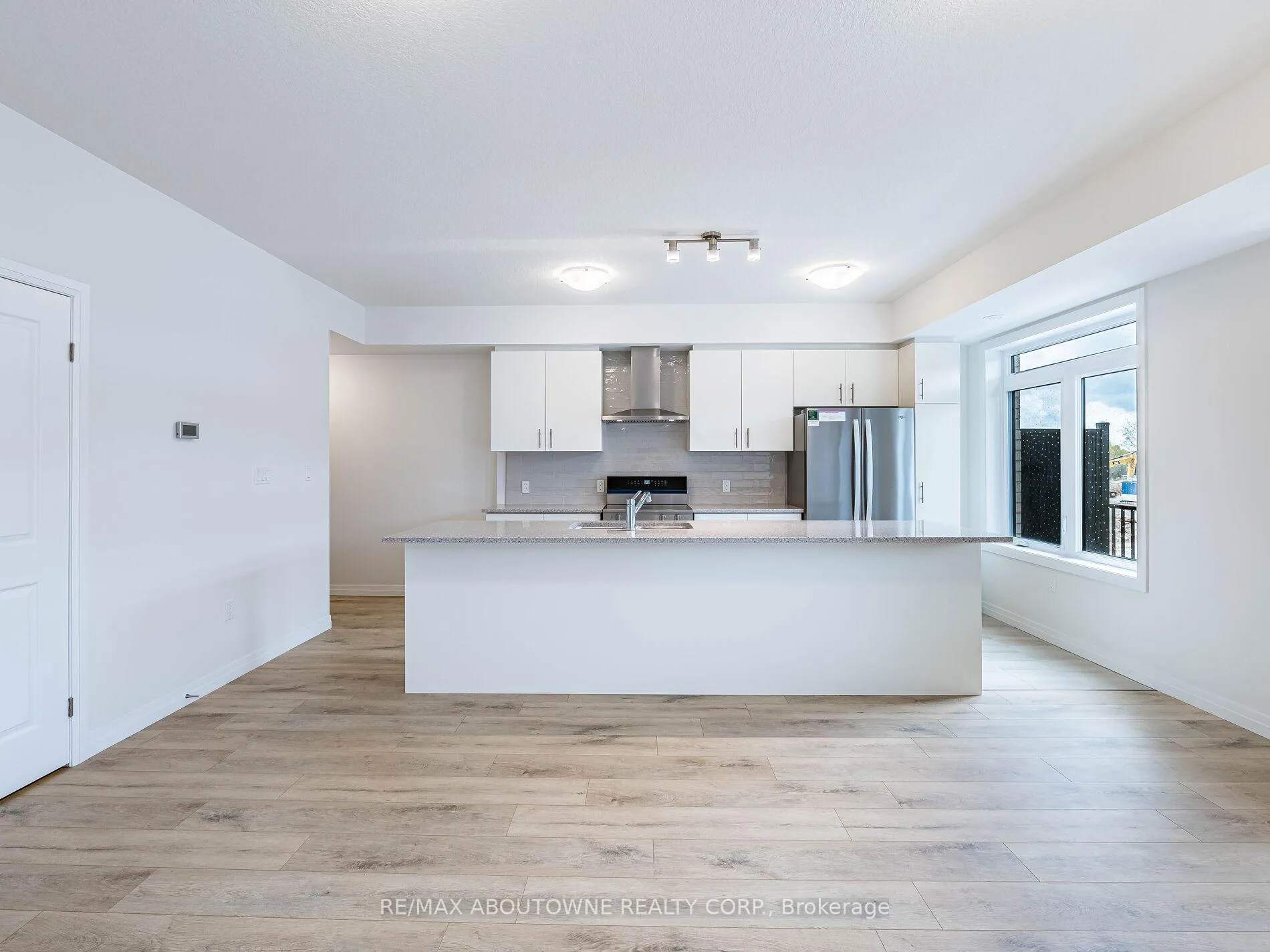 Photo 10 of 69 Thatcher Drive, Guelph, Kortright East — HOMEH