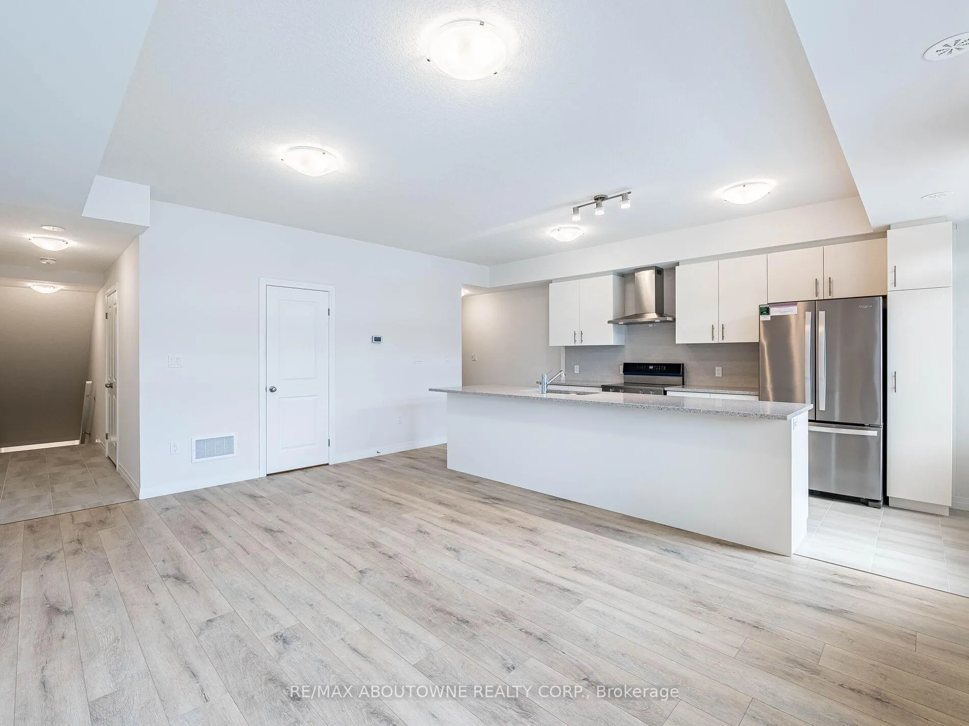 Photo 11 of 69 Thatcher Drive, Guelph, Kortright East — HOMEH