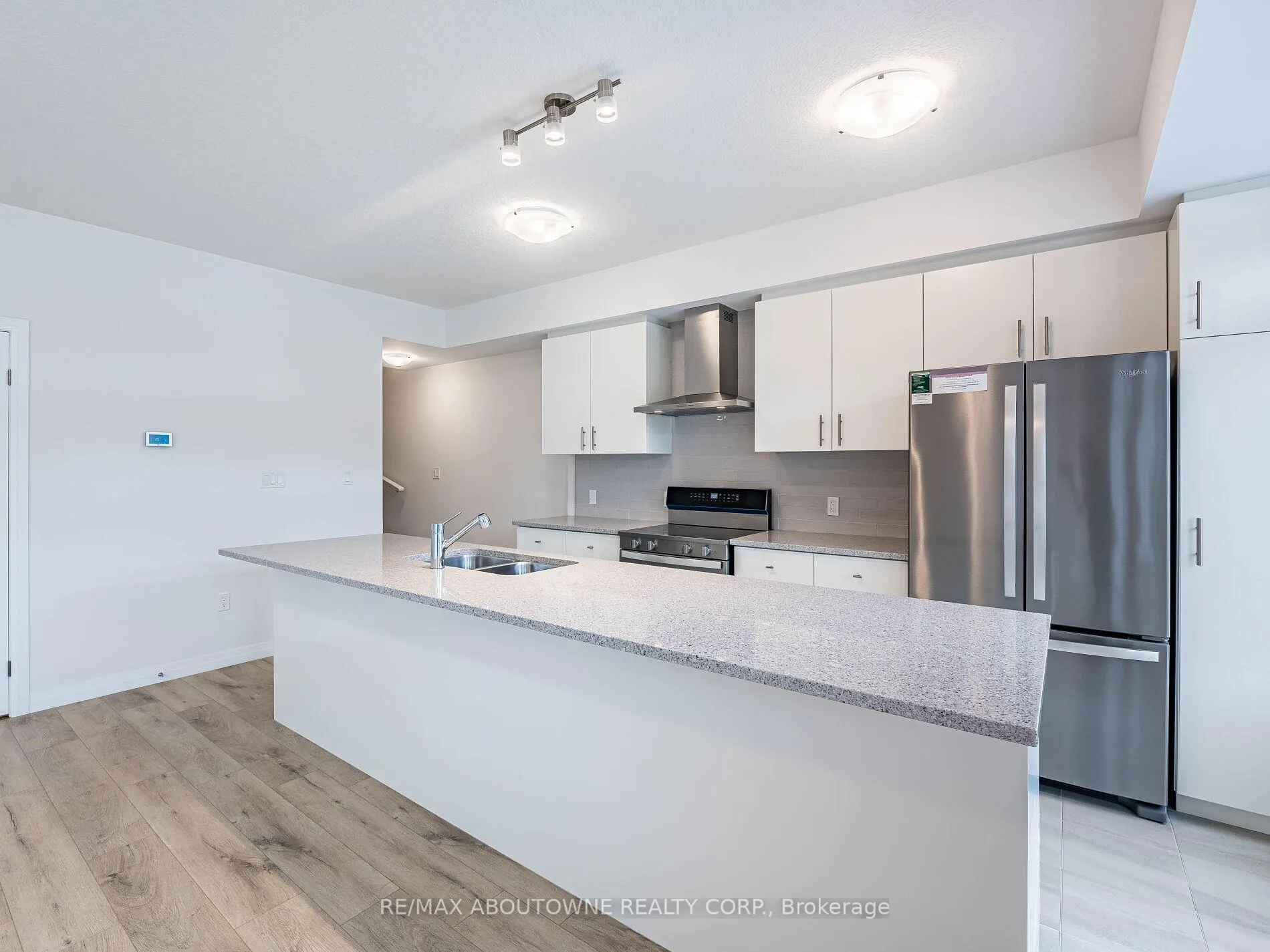 Photo 12 of 69 Thatcher Drive, Guelph, Kortright East — HOMEH