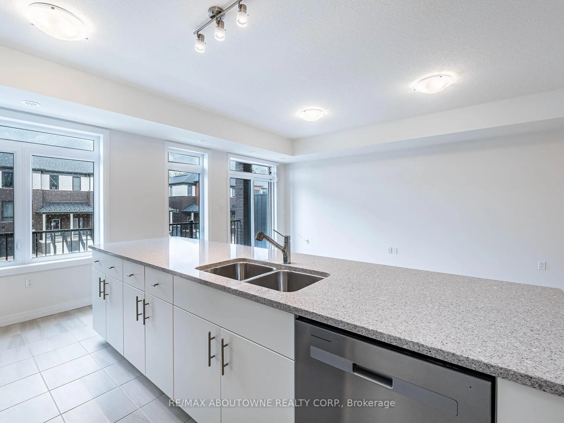 Photo 14 of 69 Thatcher Drive, Guelph, Kortright East — HOMEH