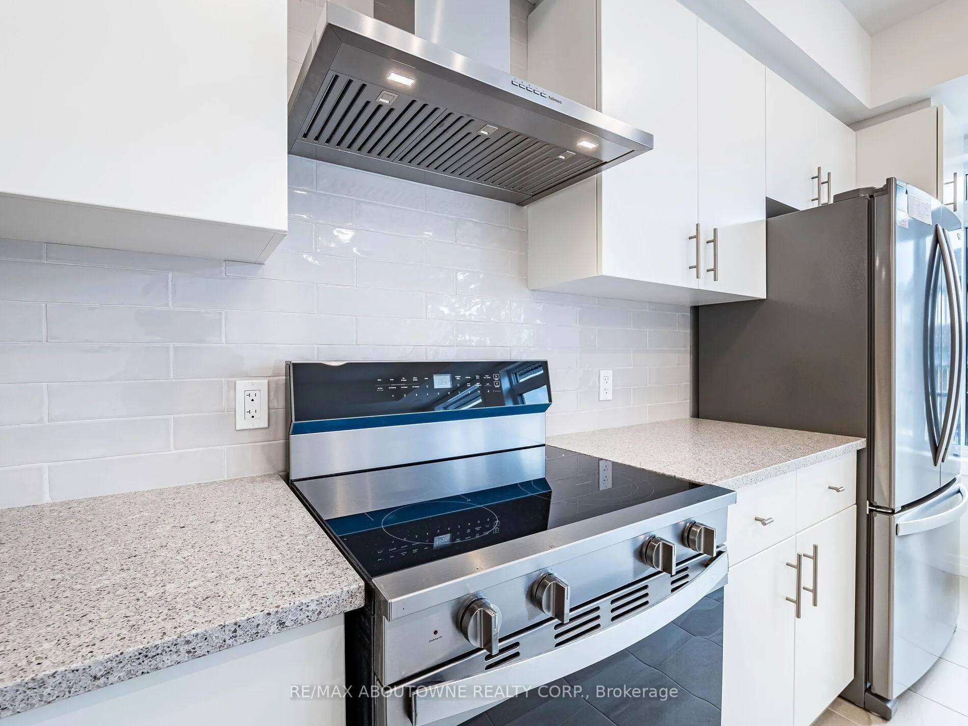 Photo 16 of 69 Thatcher Drive, Guelph, Kortright East — HOMEH