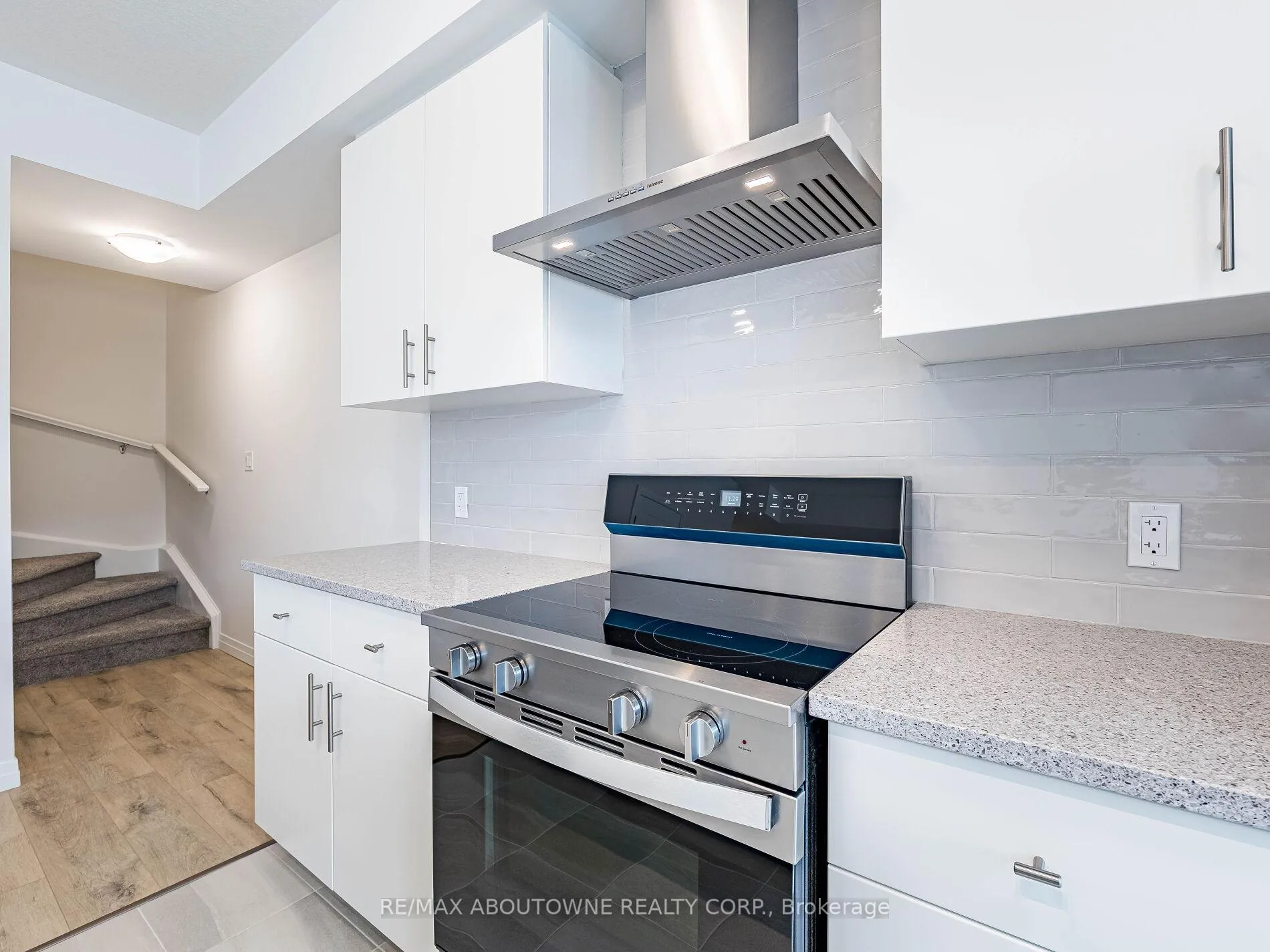 Photo 17 of 69 Thatcher Drive, Guelph, Kortright East — HOMEH