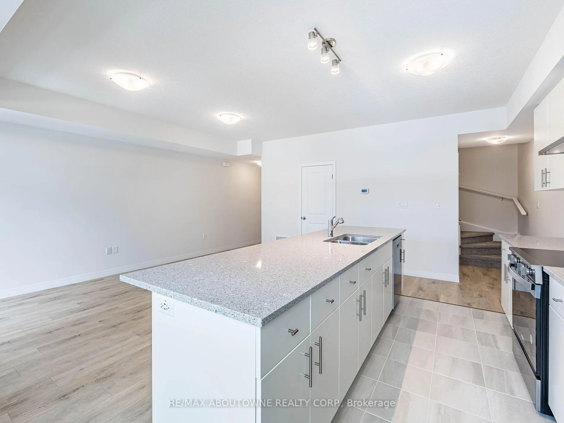 Photo 18 of 69 Thatcher Drive, Guelph, Kortright East — HOMEH