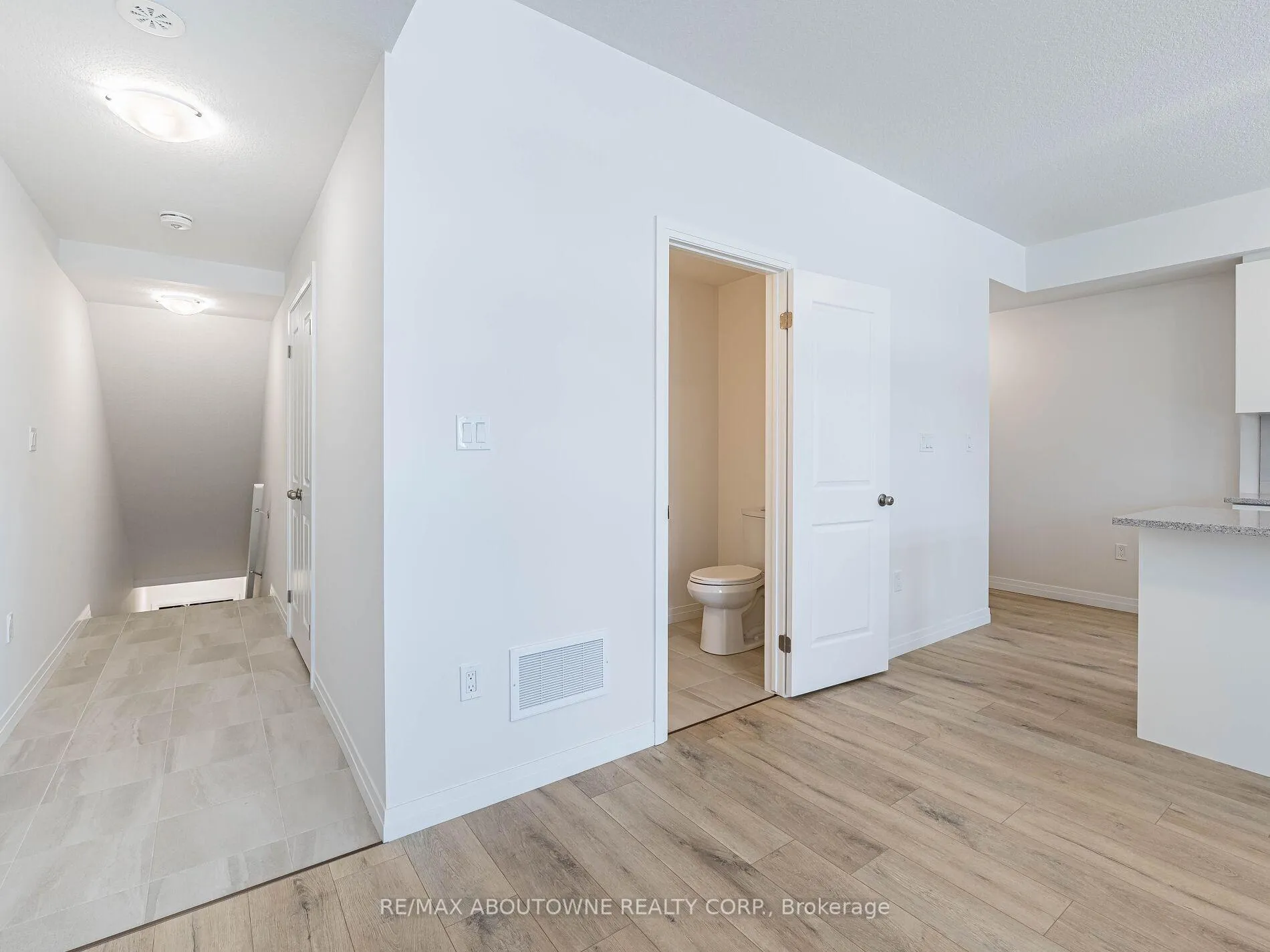 Photo 20 of 69 Thatcher Drive, Guelph, Kortright East — HOMEH