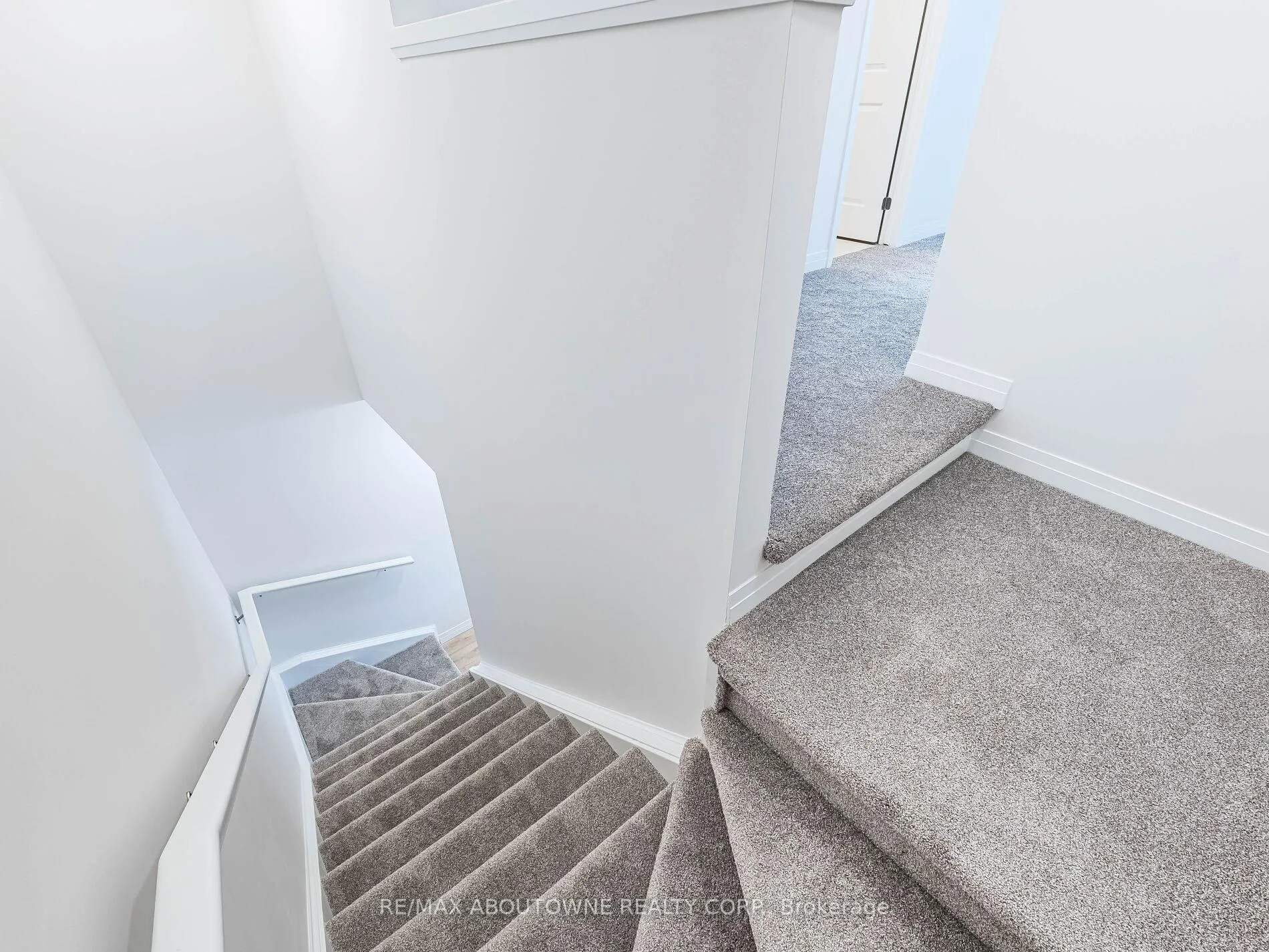Photo 25 of 69 Thatcher Drive, Guelph, Kortright East — HOMEH