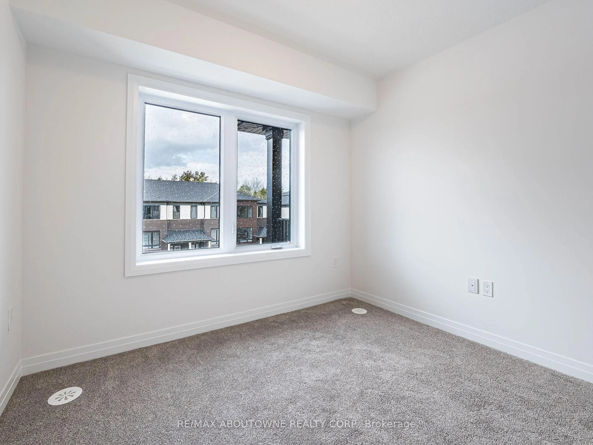 Photo 37 of 69 Thatcher Drive, Guelph, Kortright East — HOMEH
