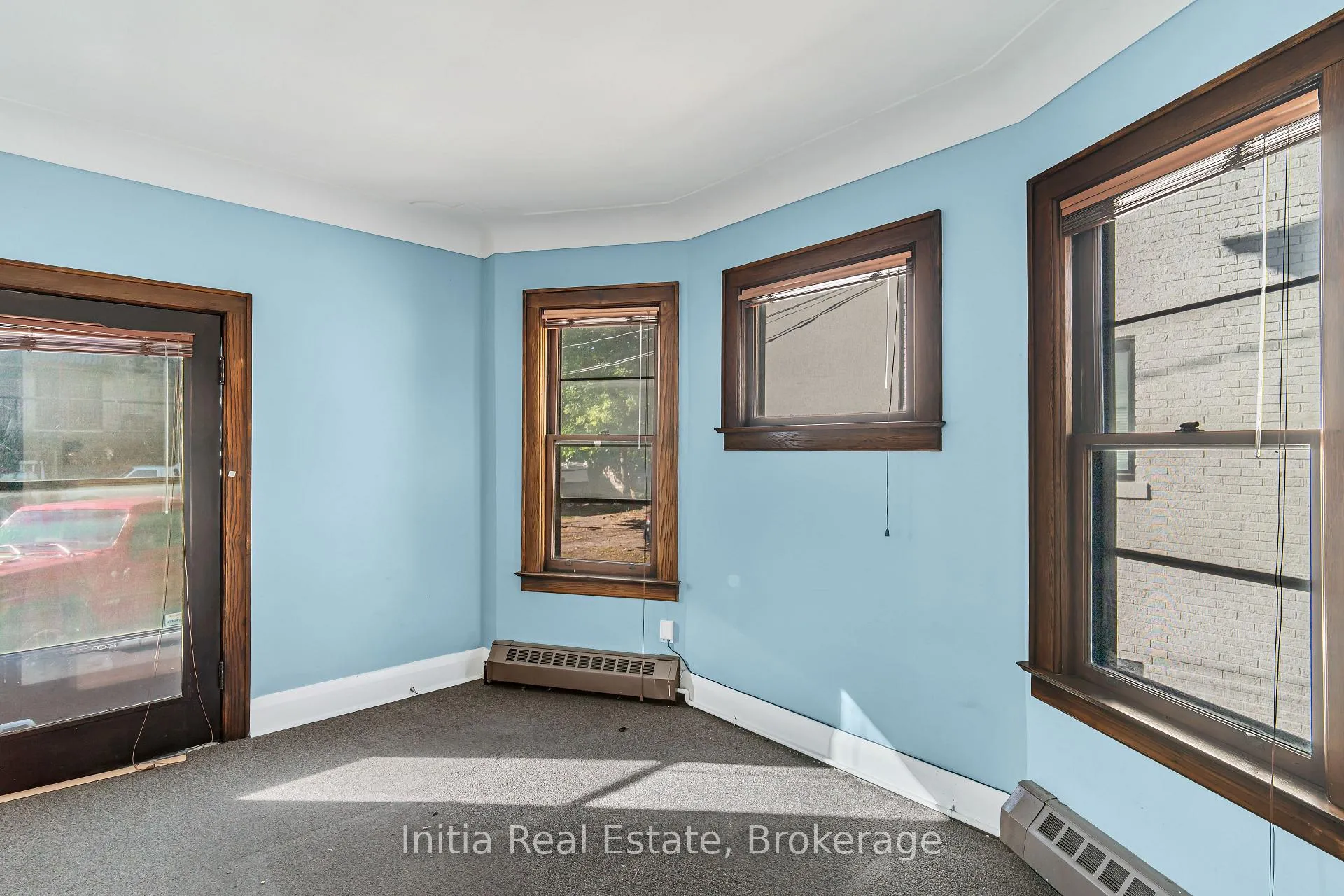 Photo 10 of 79 Giles Boulevard E, Windsor — HOMEH