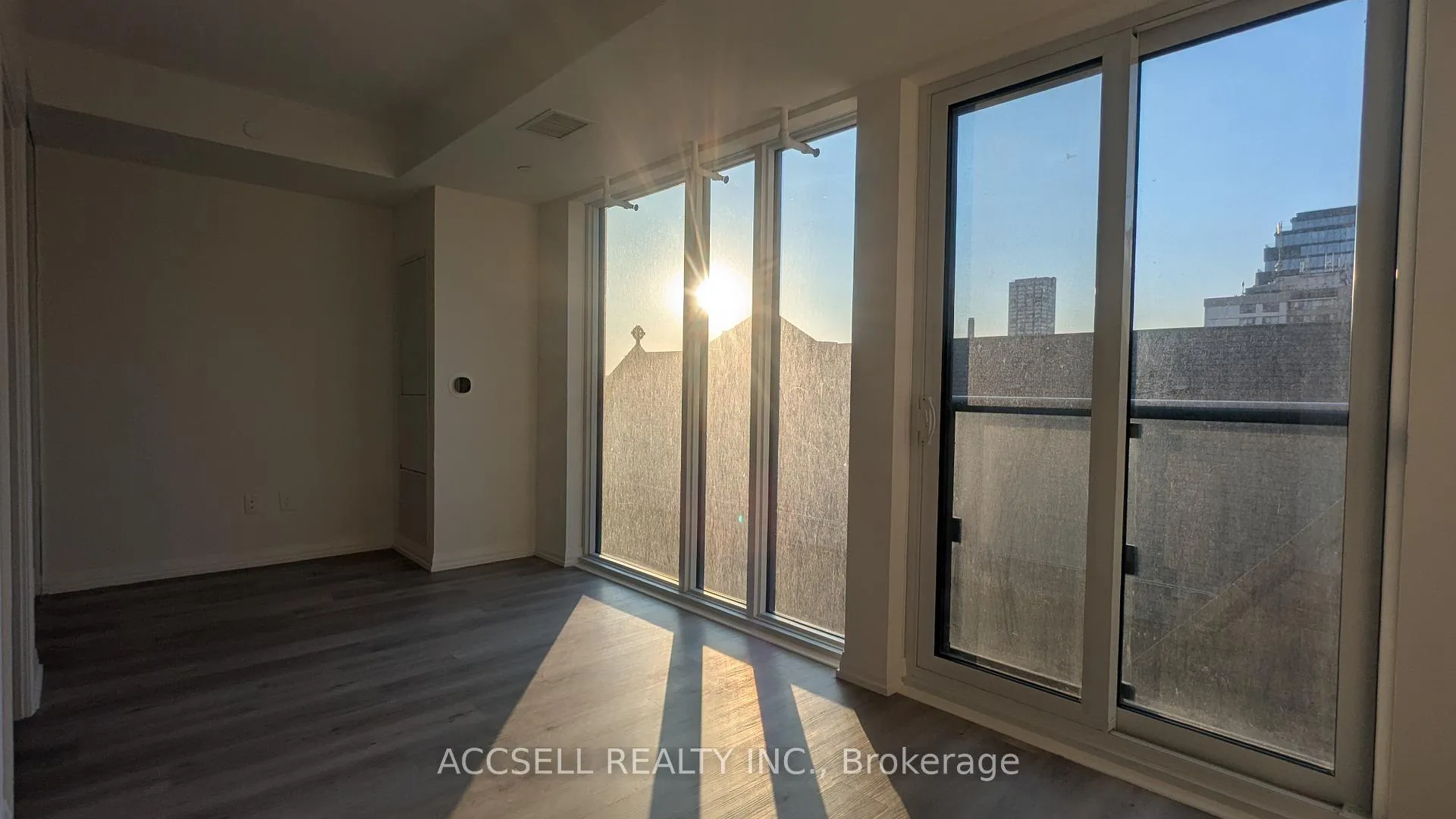 Front of Unit 613, 280 Dundas Street W