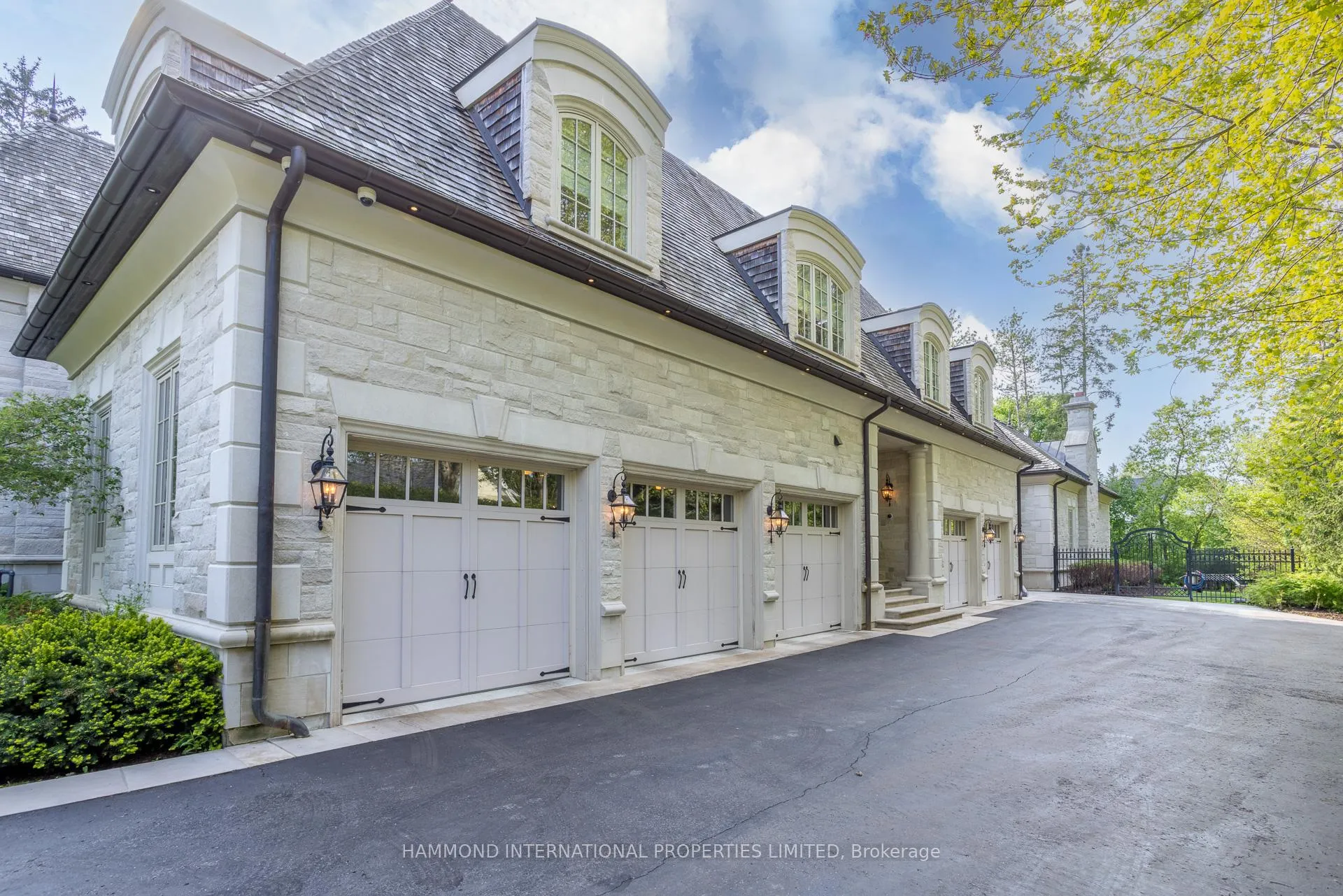 Photo 4 of 100 Kennedy Street W, Aurora, Aurora Village — HOMEH