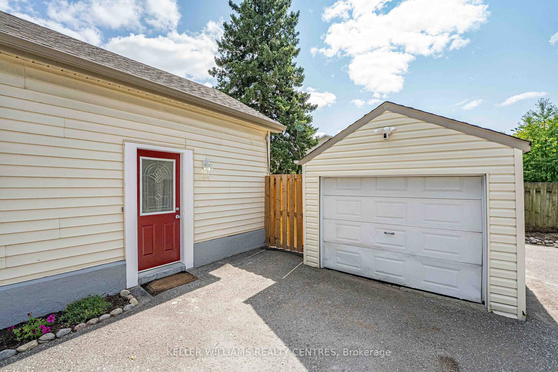 Photo 3 of 61 Victoria Street, Barrie, Sanford — HOMEH