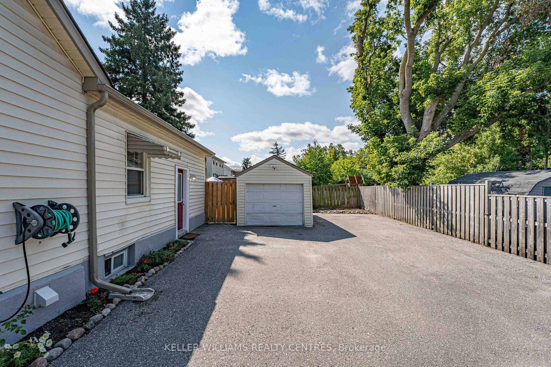 Photo 16 of 61 Victoria Street, Barrie, Sanford — HOMEH