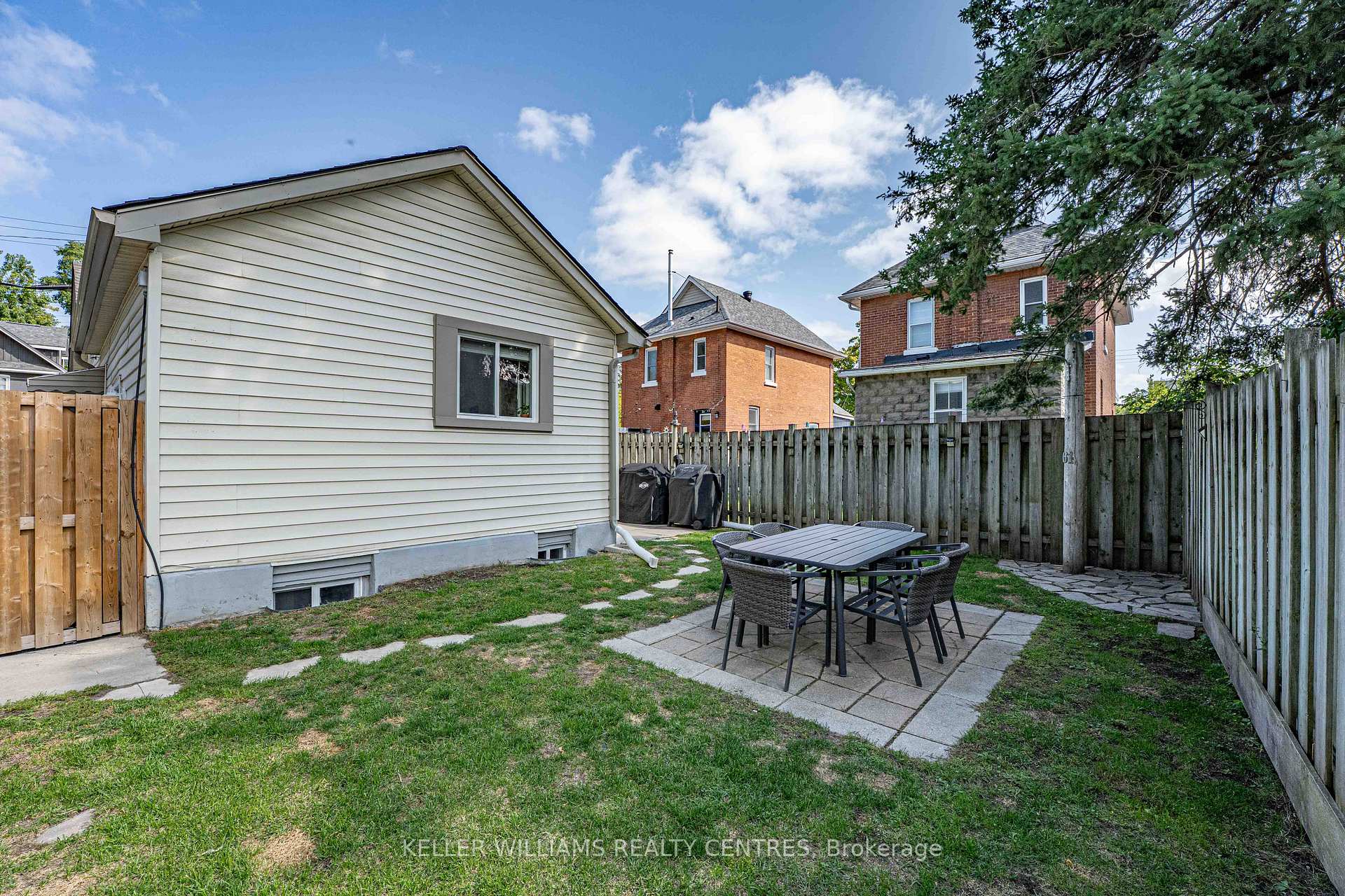 Photo 20 of 61 Victoria Street, Barrie, Sanford — HOMEH