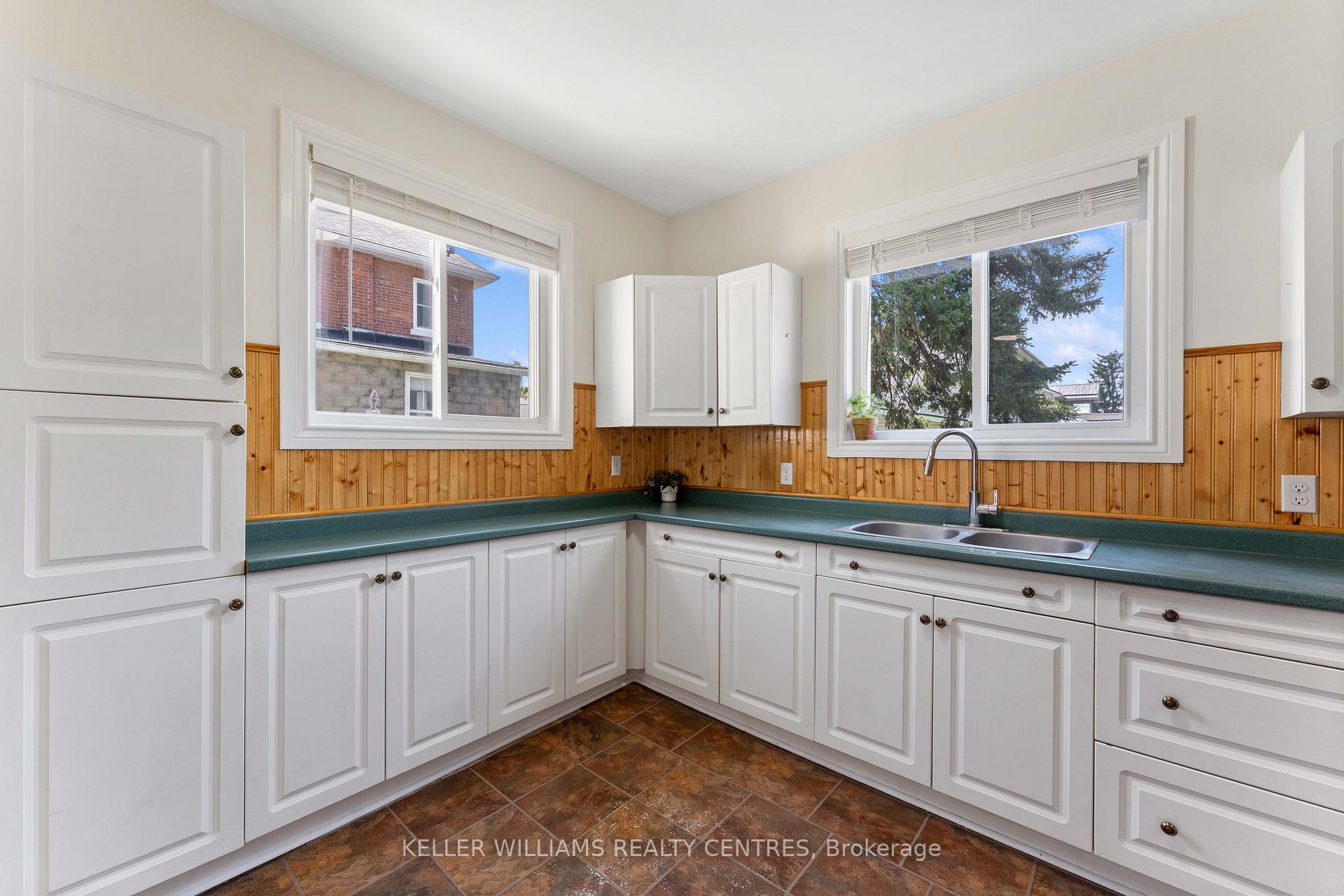 Photo 32 of 61 Victoria Street, Barrie, Sanford — HOMEH