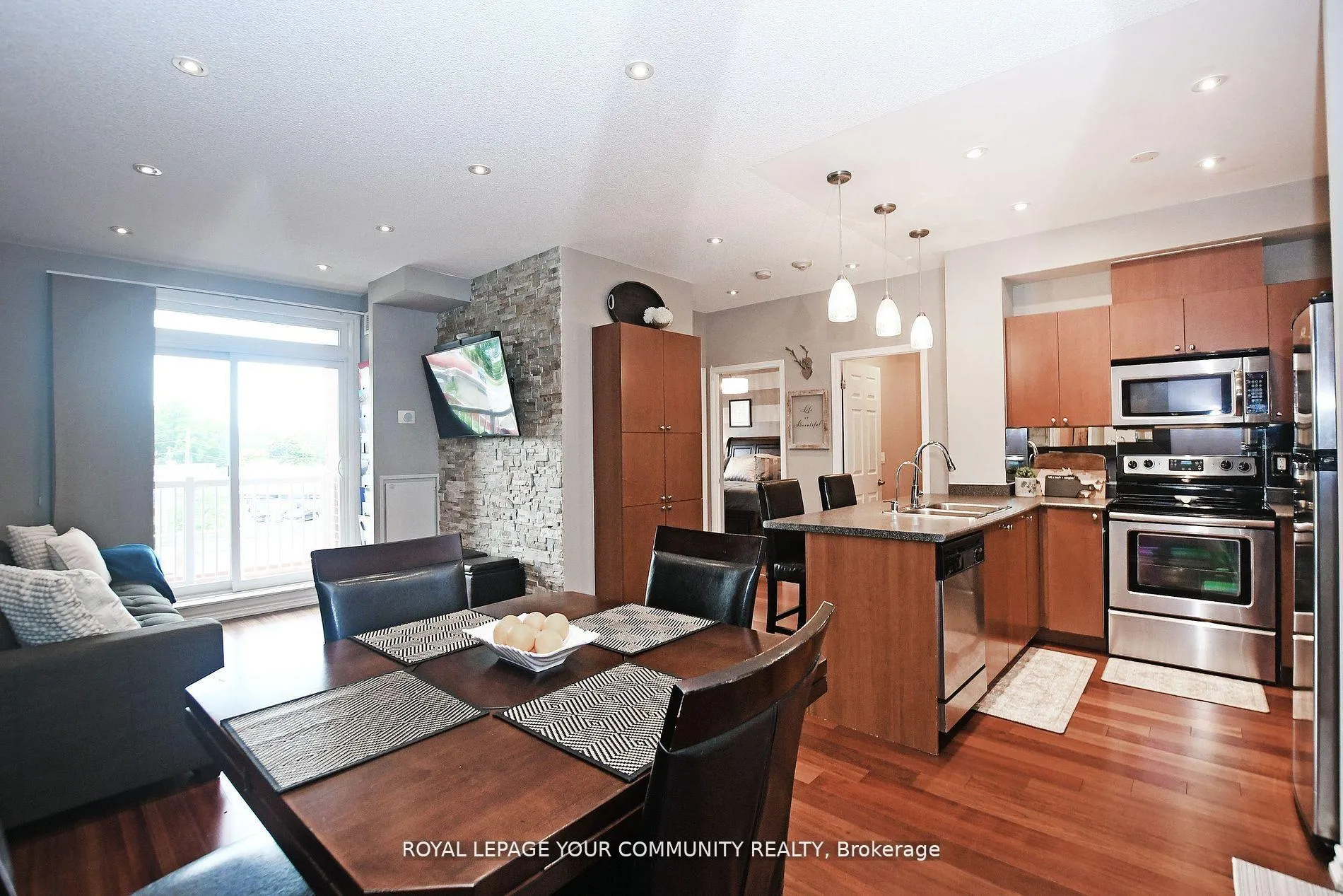 Photo 9 of Unit 306, 15450 Yonge Street, Aurora, Aurora Heights — HOMEH