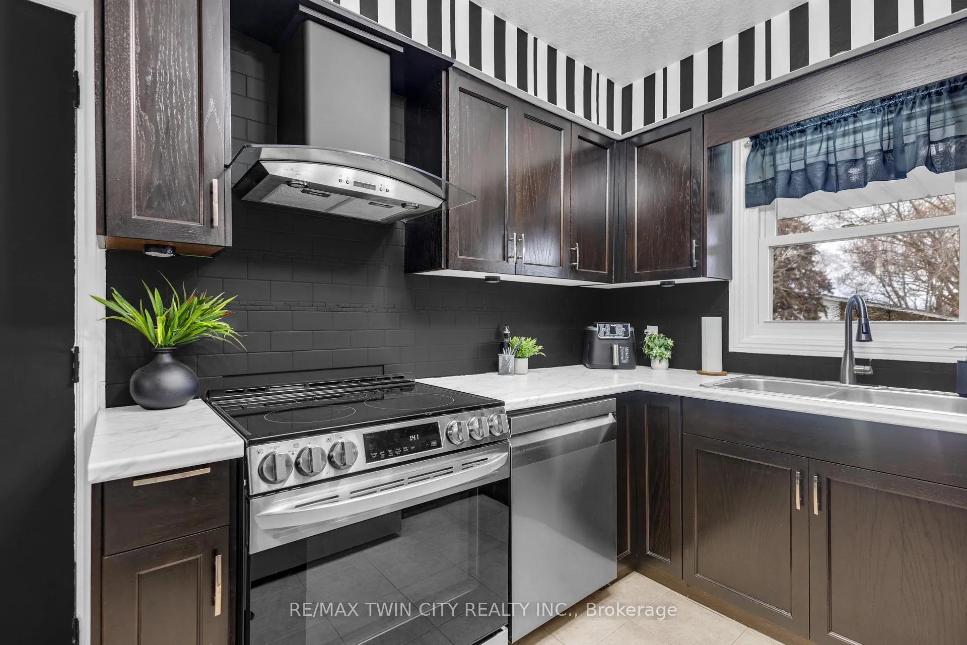 Photo 7 of 67 West Acres Crescent, Kitchener — HOMEH