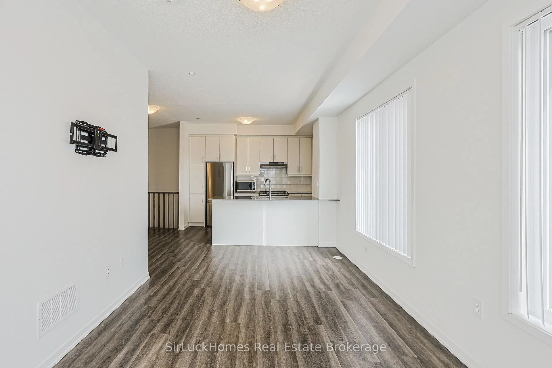 Photo 6 of Unit 342, 100 Honeycrisp Crescent, Vaughan, Vaughan Corporate Centre — HOMEH