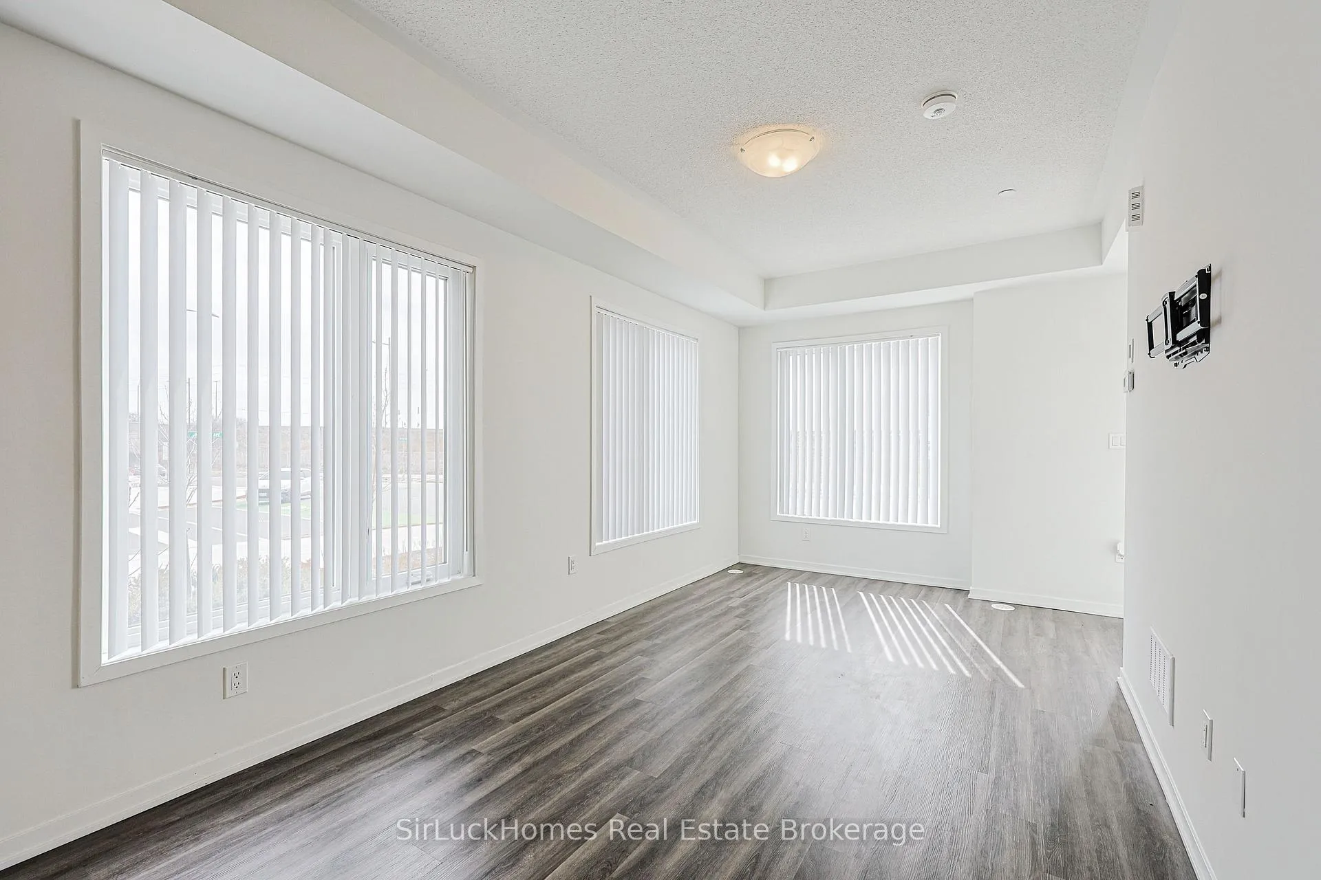 Photo 8 of Unit 342, 100 Honeycrisp Crescent, Vaughan, Vaughan Corporate Centre — HOMEH