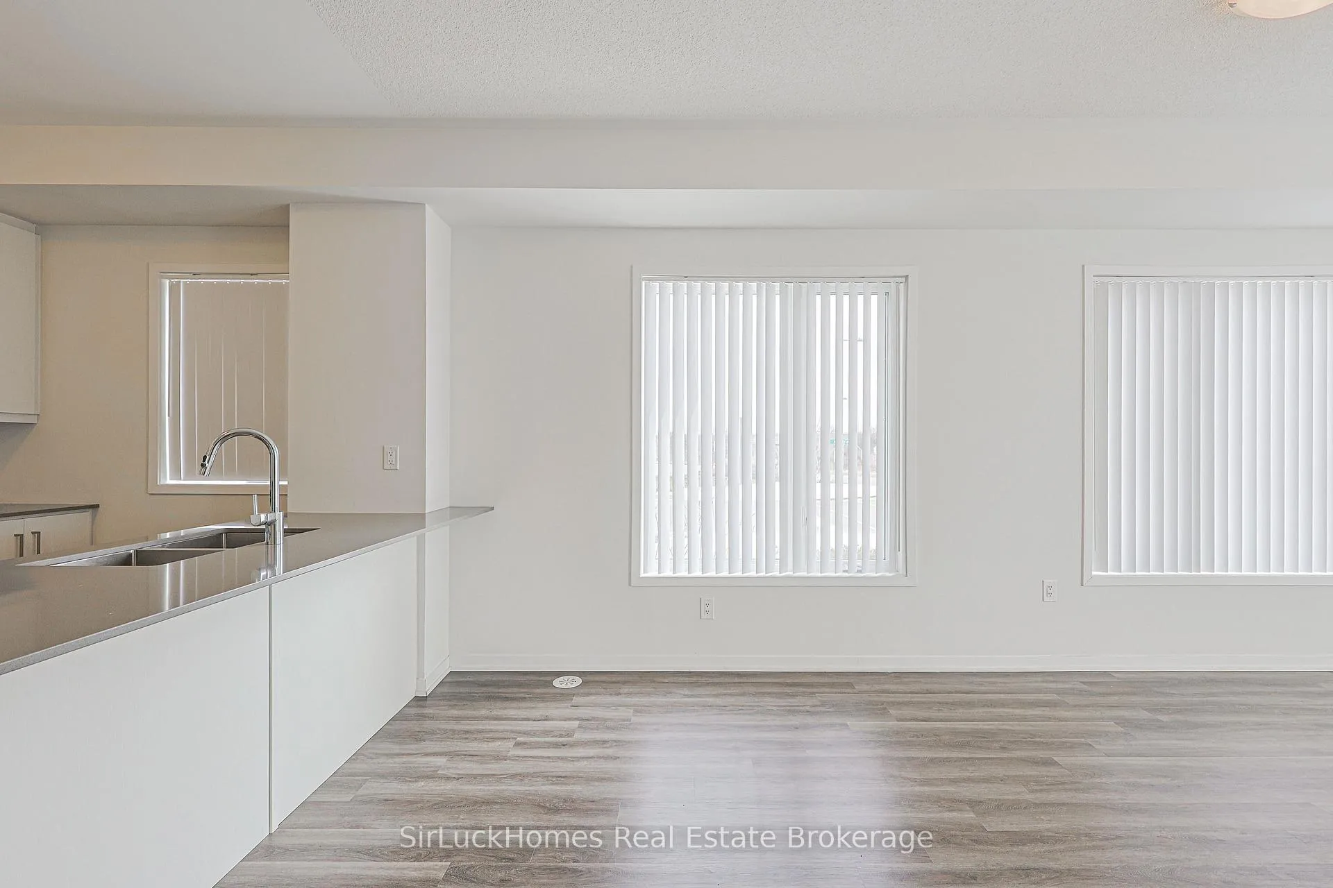 Photo 9 of Unit 342, 100 Honeycrisp Crescent, Vaughan, Vaughan Corporate Centre — HOMEH
