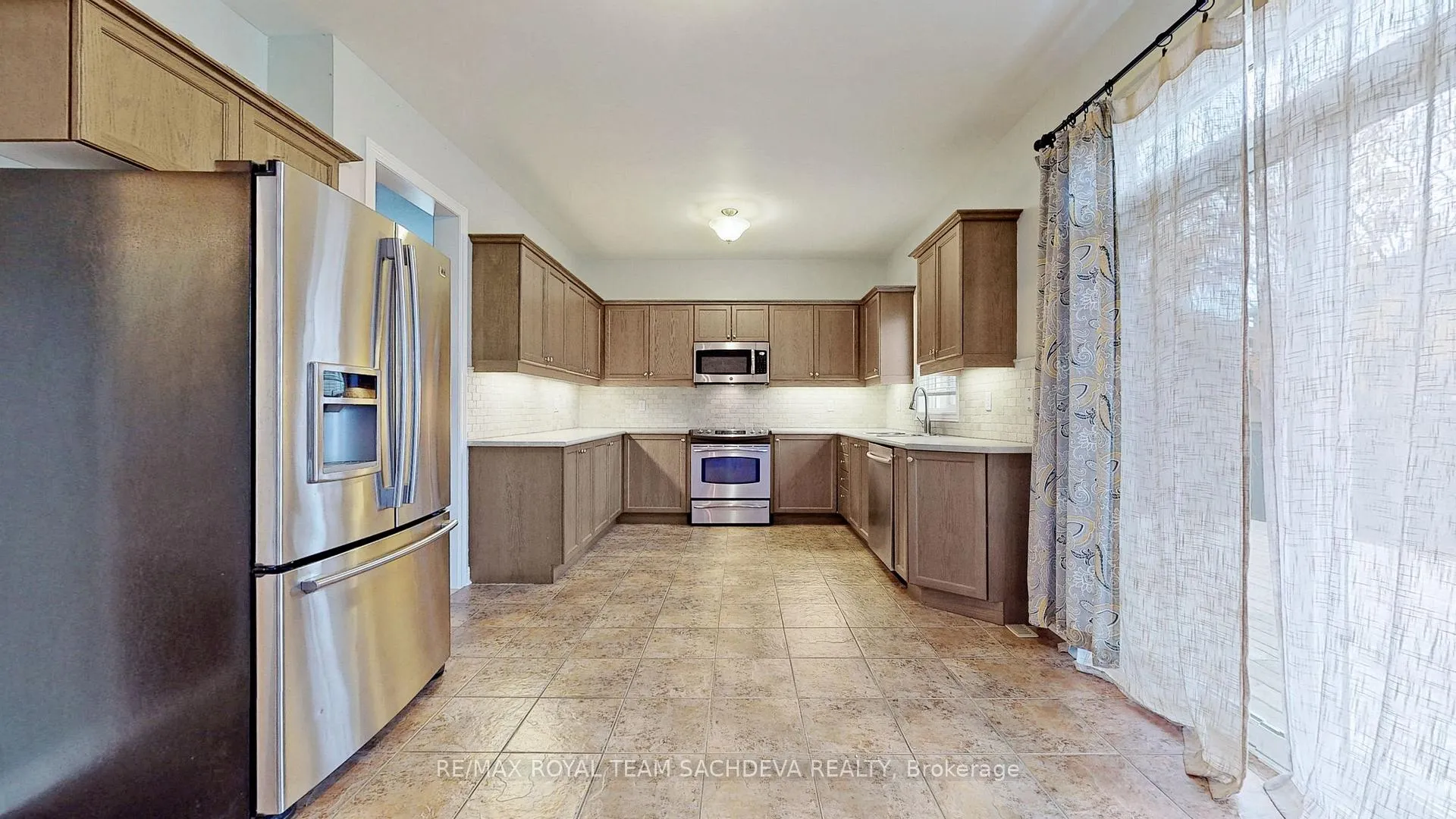 Photo 12 of Unit Upper, 10 Pears Court, Clarington, Courtice — HOMEH