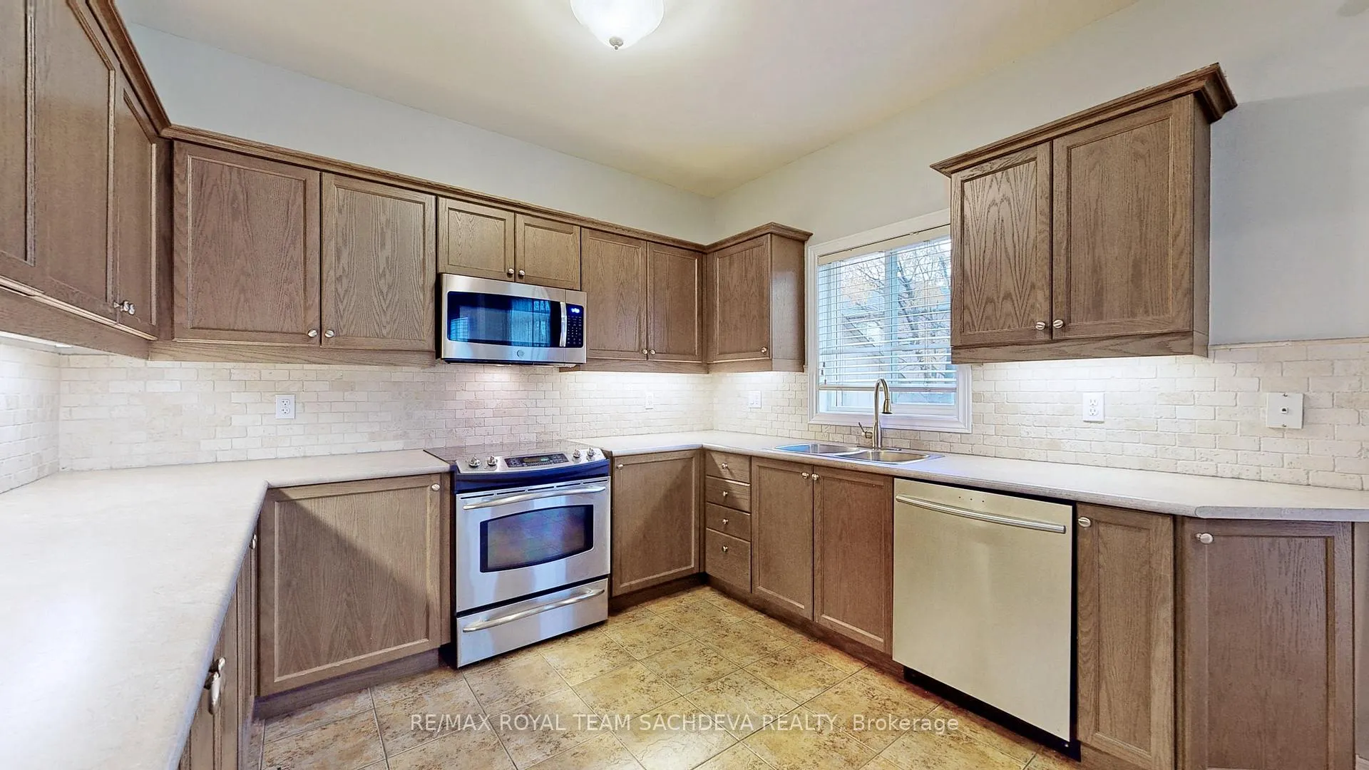Photo 13 of Unit Upper, 10 Pears Court, Clarington, Courtice — HOMEH
