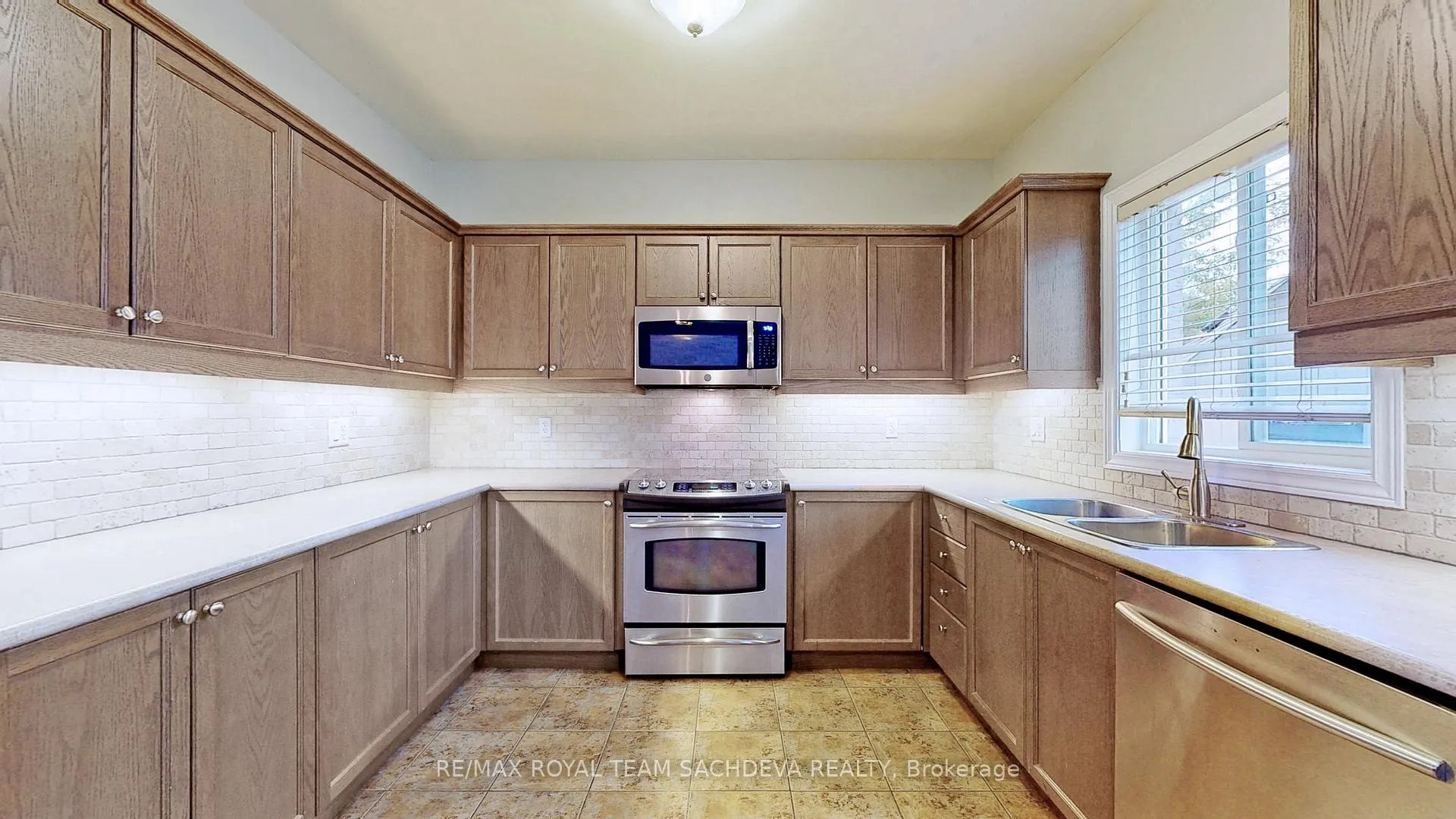 Photo 15 of Unit Upper, 10 Pears Court, Clarington, Courtice — HOMEH