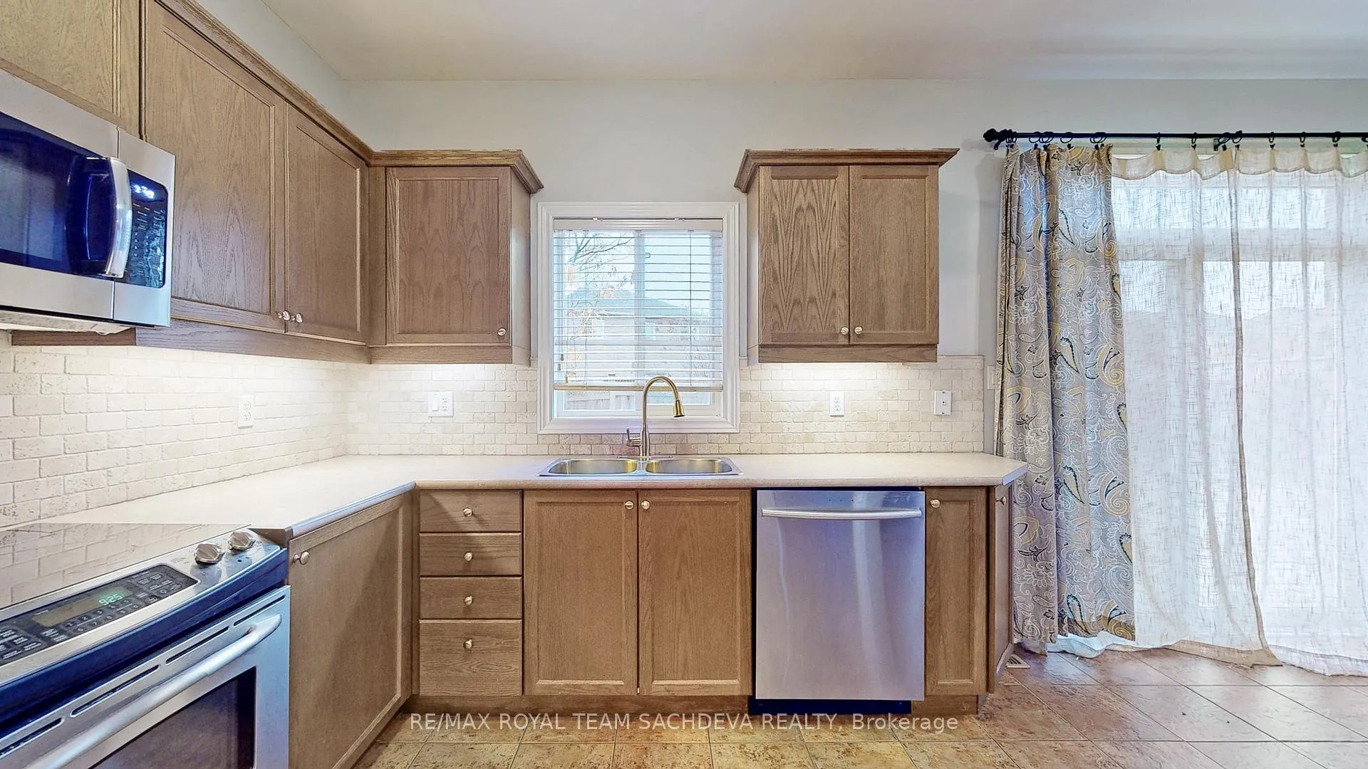 Photo 16 of Unit Upper, 10 Pears Court, Clarington, Courtice — HOMEH