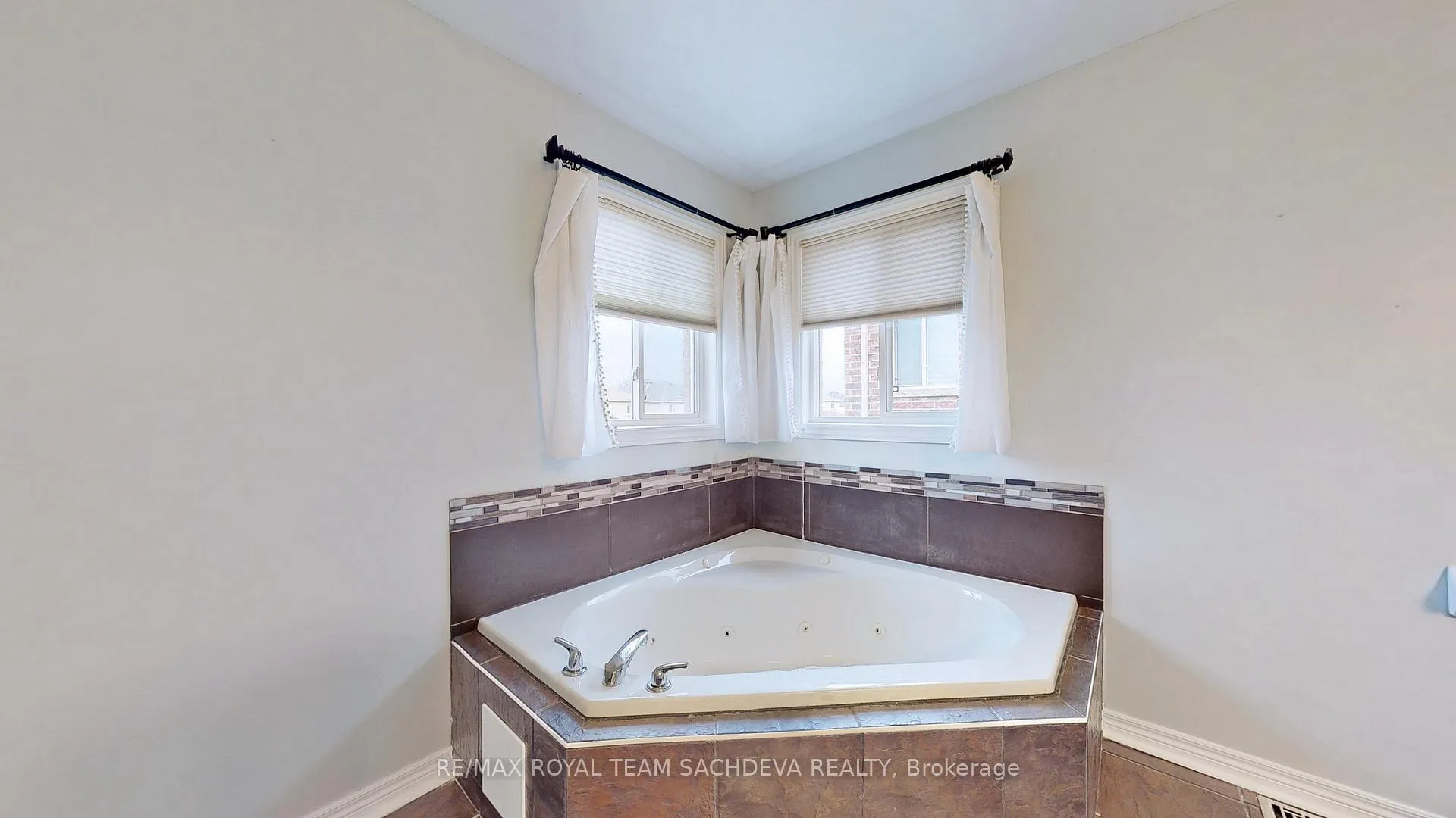 Photo 31 of Unit Upper, 10 Pears Court, Clarington, Courtice — HOMEH