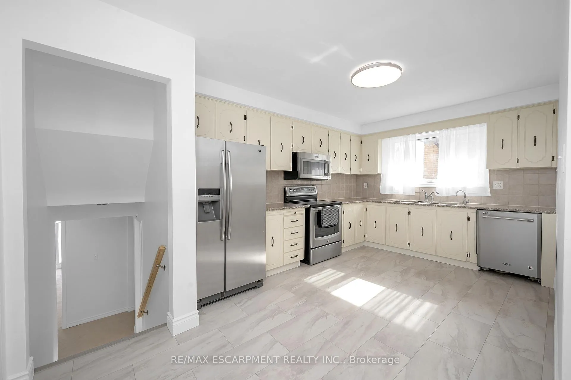 Photo 12 of 105 Lavina Crescent, Hamilton, Mountview — HOMEH