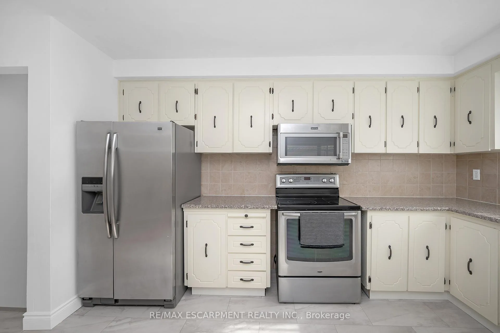 Photo 13 of 105 Lavina Crescent, Hamilton, Mountview — HOMEH